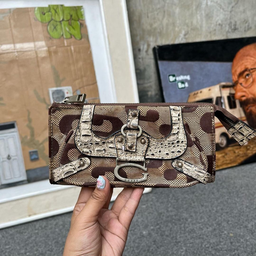 Guess Vintage Y2k wallet logo latch and leather Size ONE SIZE - 1 Thumbnail