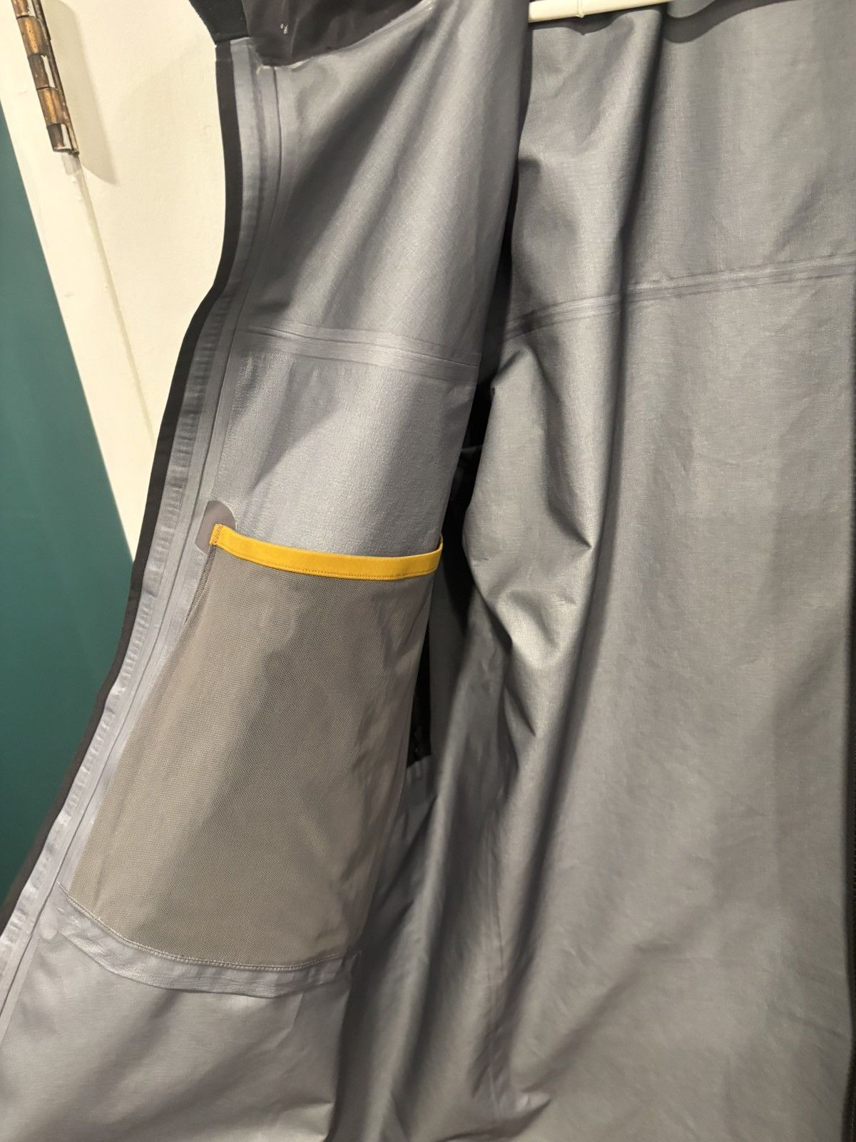 Arc'teryx Arc’teryx Alpha SV 24k Gold in Size M Size US M / EU 48-50 / 2 - 8 Thumbnail