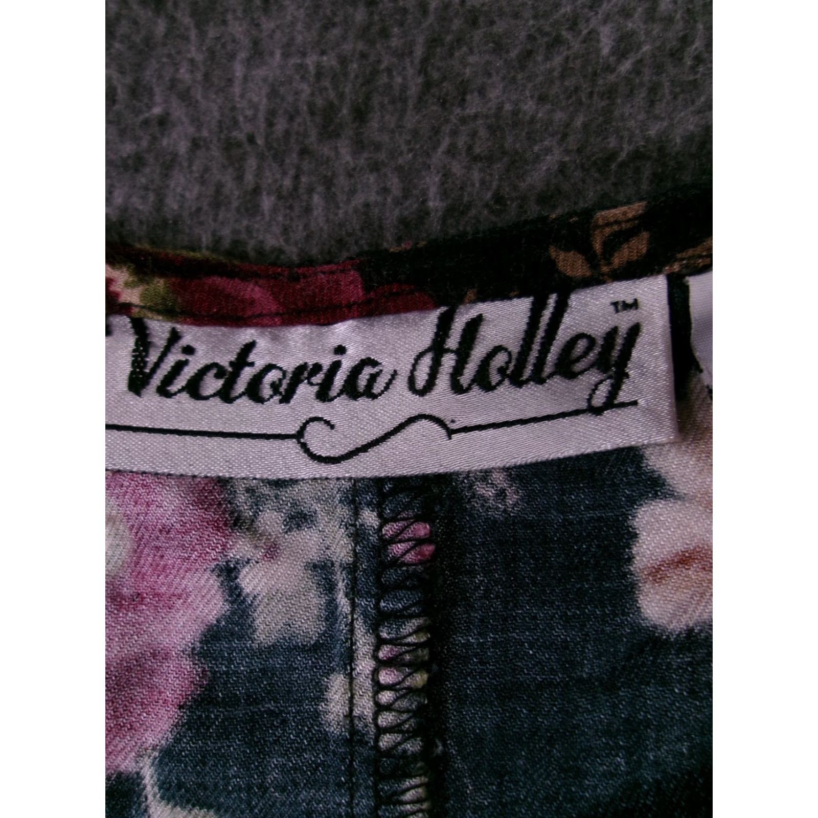 Vintage Victoria Holley Dress Womens 6P Floral Short Sleeve Midi Black Casual Rayon Size 28" / US 6 / IT 42 - 7 Thumbnail