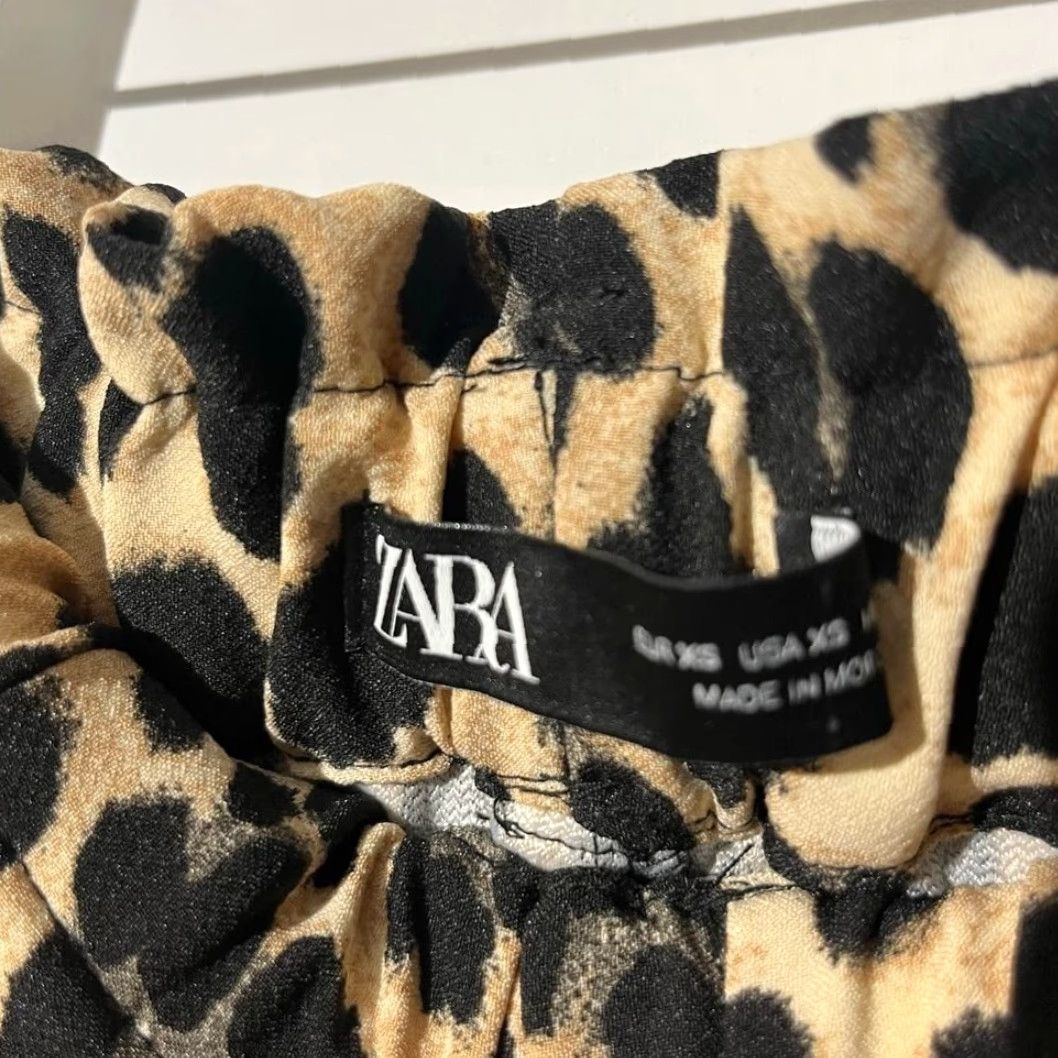 Zara VINTAGE? NWT Zara High Waisted Paper Bag Leopard Print Skirt Women XS Black Mini Skirt Women XS Size 26" / US 2 / IT 38 - 4 Thumbnail