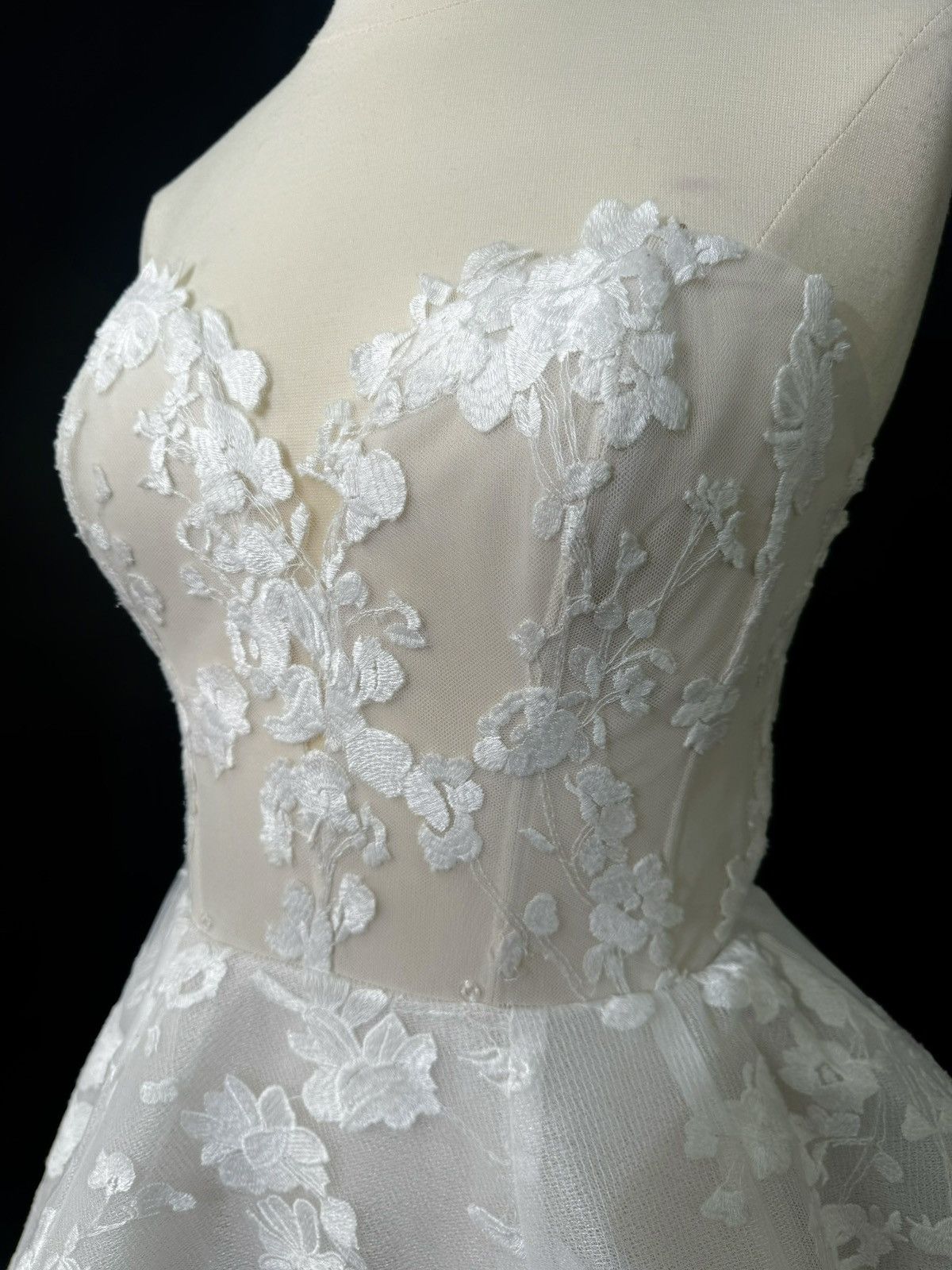 Other Preloved US 6 Anna Augusta Embroidery lace Bridal Gown Size M / US 6-8 / IT 42-44 - 4 Thumbnail