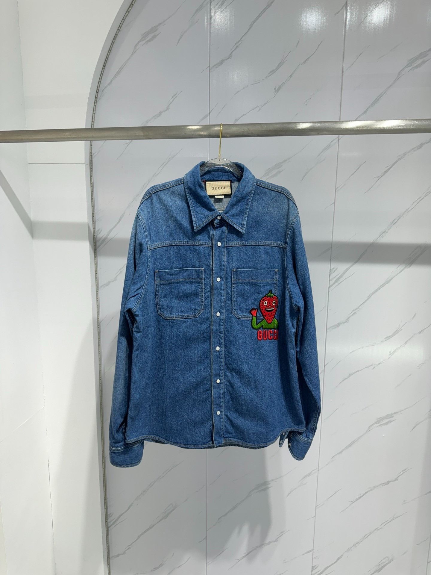 Gucci GUCCI strawberry embroidery logo denim shirt jacket Size US M / EU 48-50 / 2 - 1 Thumbnail