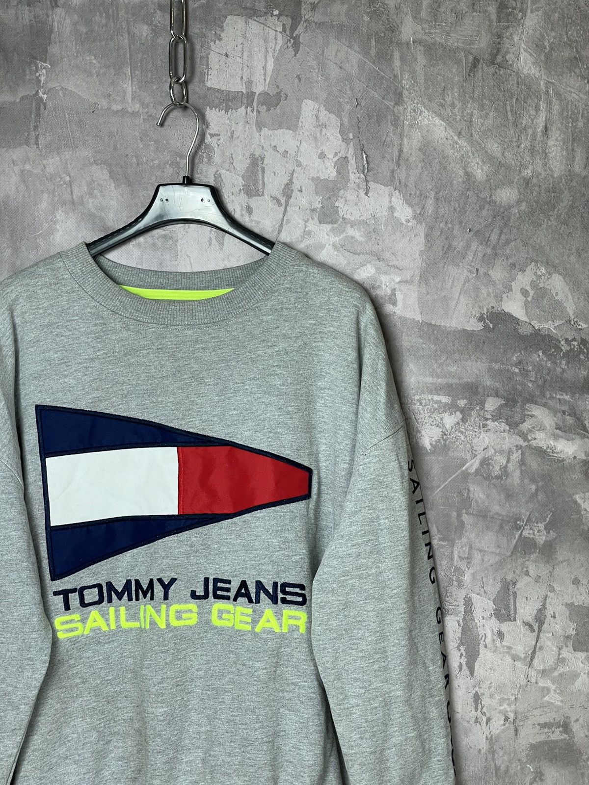 Tommy Hilfiger × Vintage Tommy Jeans vintage sweatshirt spellout logo Y2K Rare Size L Size US L / EU 52-54 / 3 - 4 Thumbnail