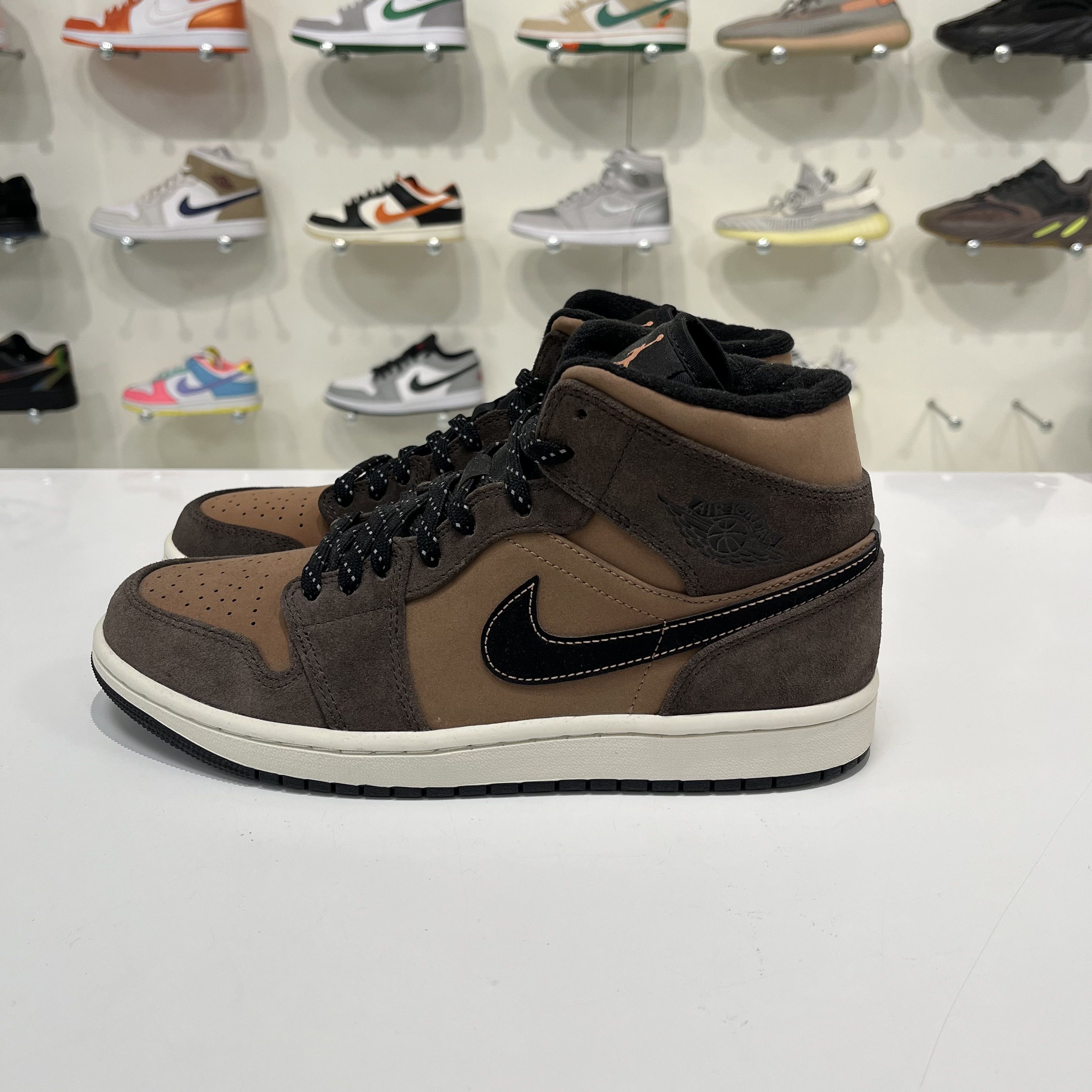 Nike Air Jordan 1 Mid SE Dark Chocolate Size US 8 / EU 41 - 2 Thumbnail