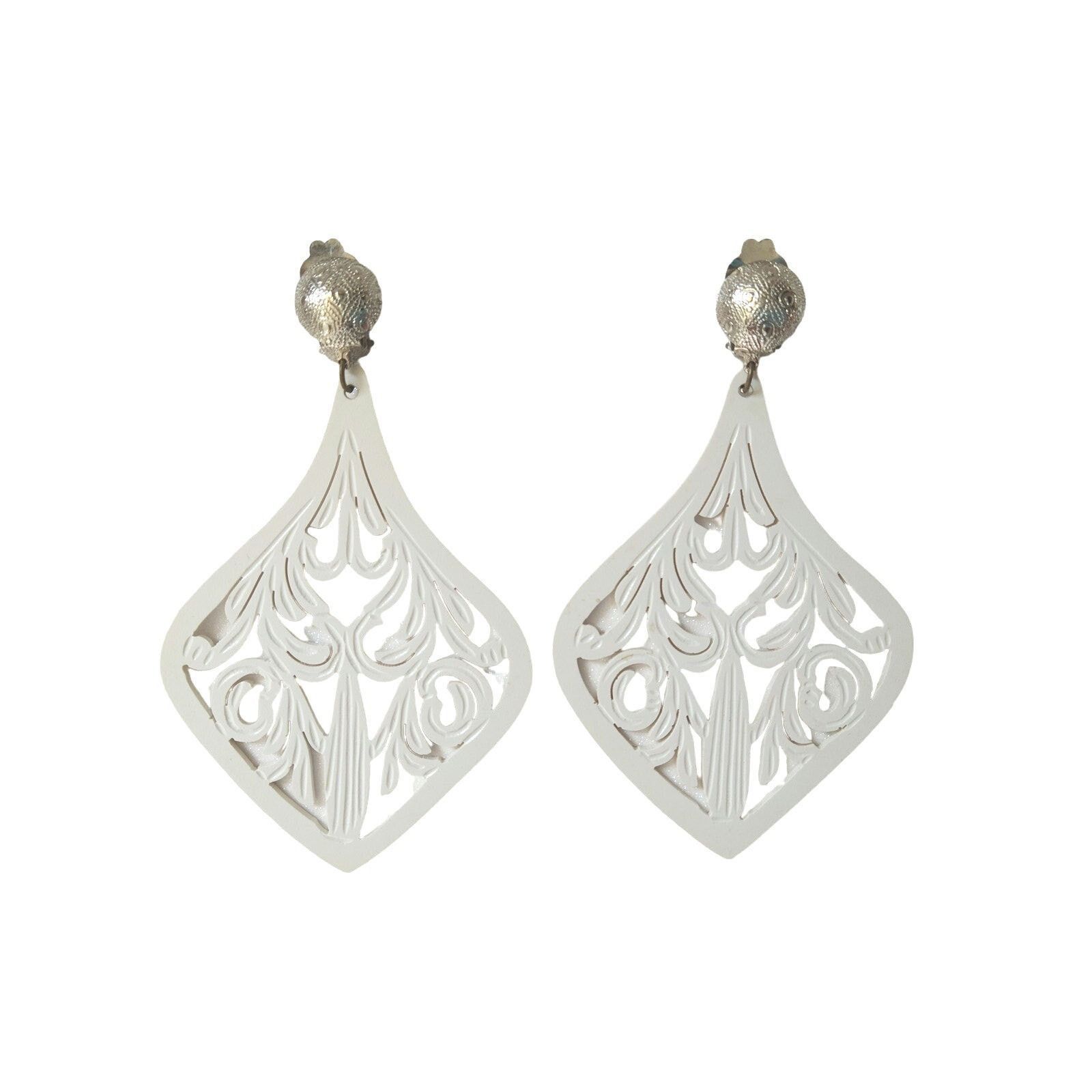 The Unbranded Brand Vintage White Bakelite Carved Chandelier Dangle Earrings Size ONE SIZE - 1 Thumbnail