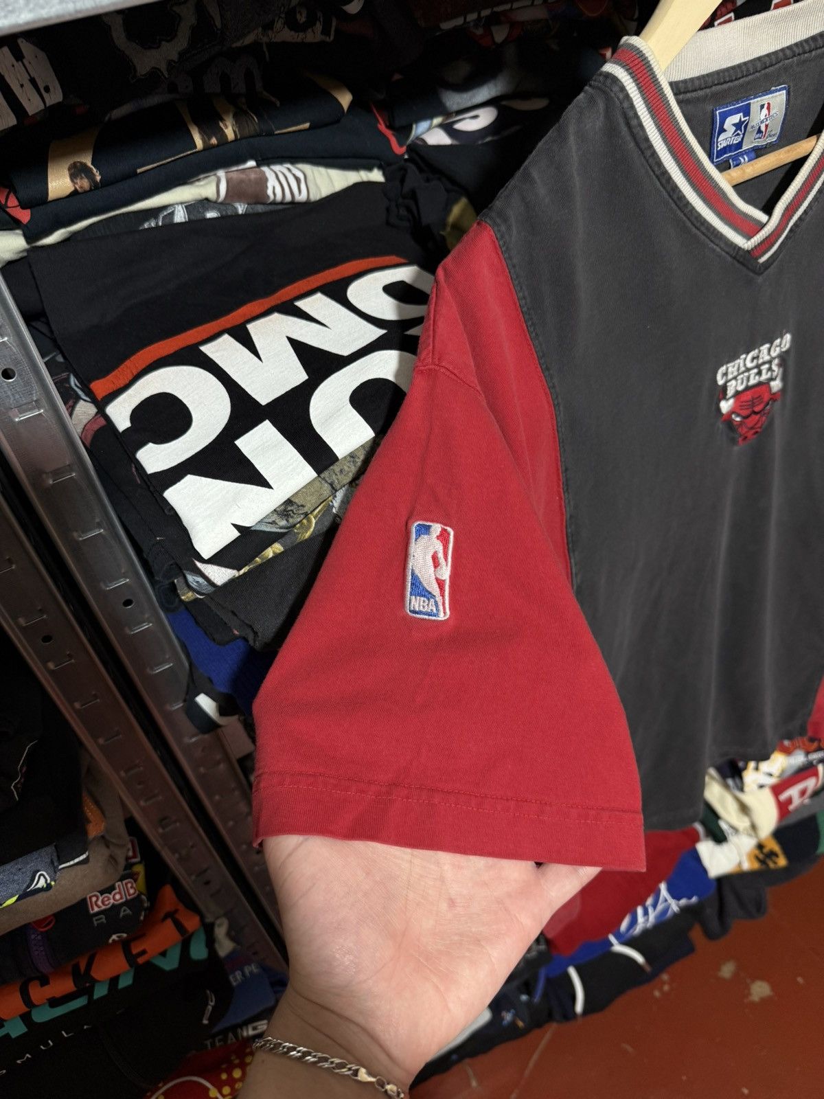 Vintage Vintage 90’s Starter NBA Chicago Bulls Basketball T-Shirt Size US XL / EU 56 / 4 - 5 Thumbnail