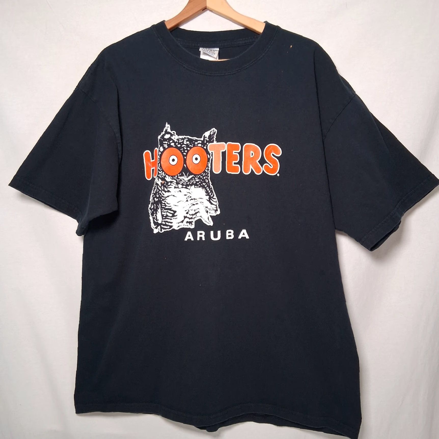 Gildan Hooters Aruba Shirt Men XL Black Bar Restaurant Sexy Girls Graphic T Size US XL / EU 56 / 4 - 4 Thumbnail