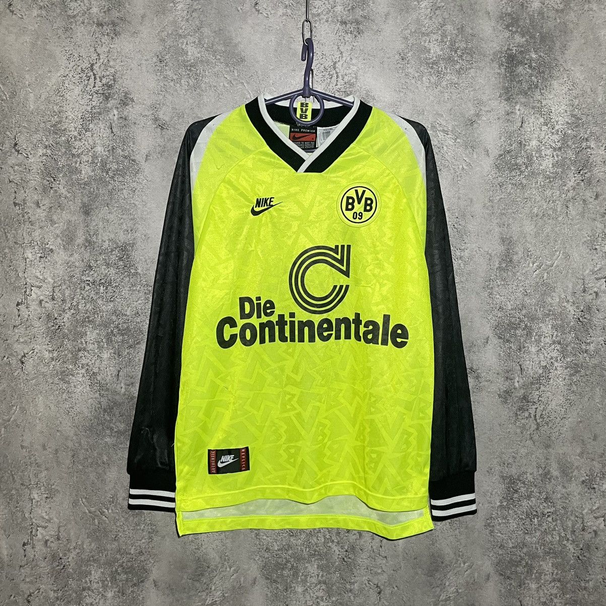 Nike Borussia Dortmund 95-96 Football Nike Shirt #9 Chapuisat Size US S / EU 44-46 / 1 - 1 Thumbnail