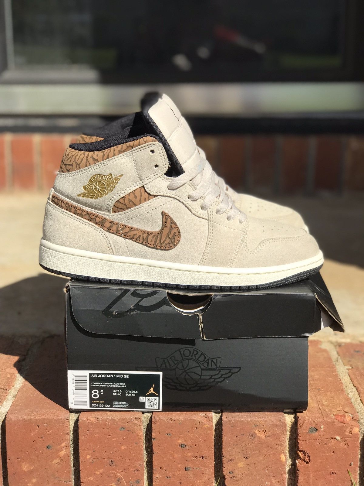 Jordan Brand Air Jordan 1 Mid Brown Elephant Size 8.5 Size US 8.5 / EU 41-42 - 1 Thumbnail
