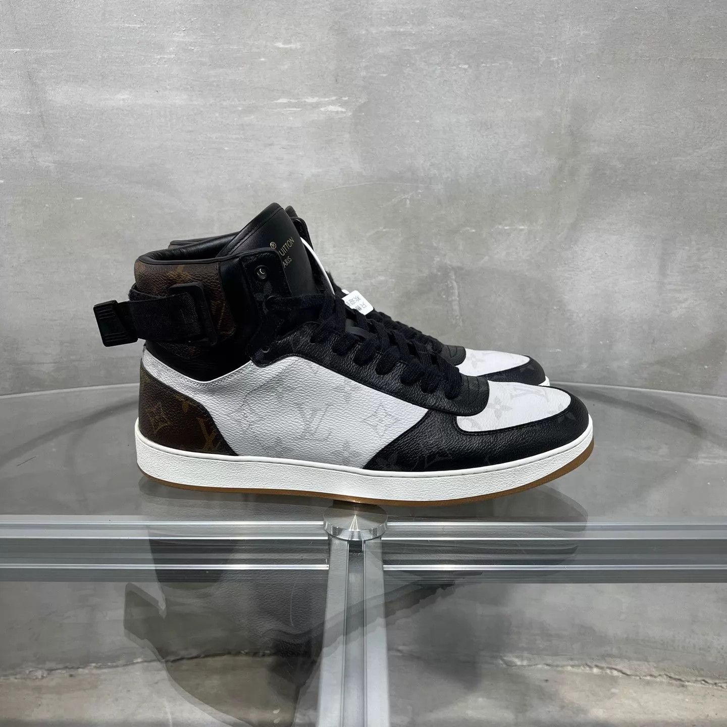 Louis Vuitton LV Monogram All Over Print Sneaker Black/White UK8.5 Size US 9.5 / EU 42-43 - 4 Thumbnail