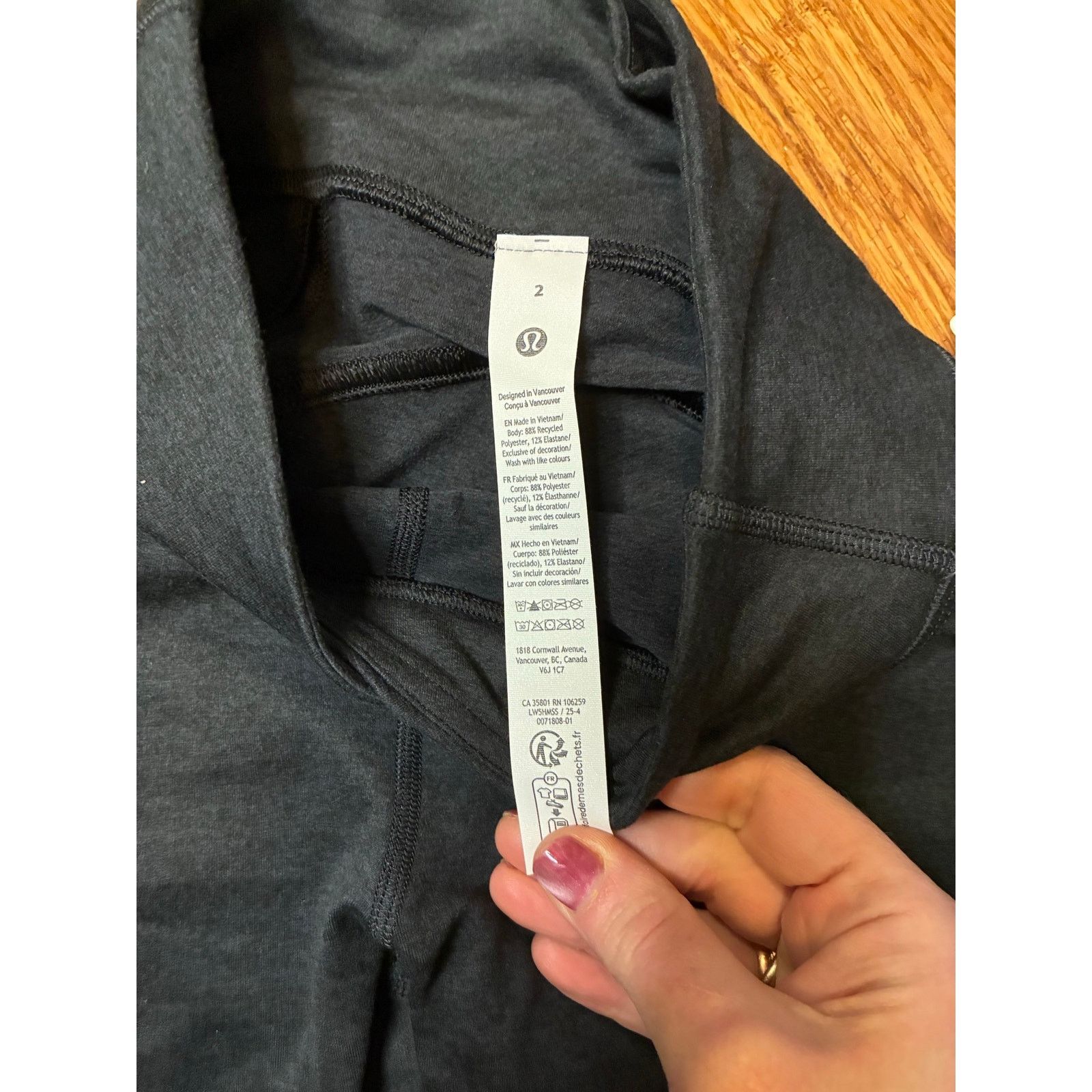 Lululemon Lululemon Softy Suedey Cross-Waist Tight 25" Black Size 2 Size 26" / US 2 / IT 38 - 4 Thumbnail