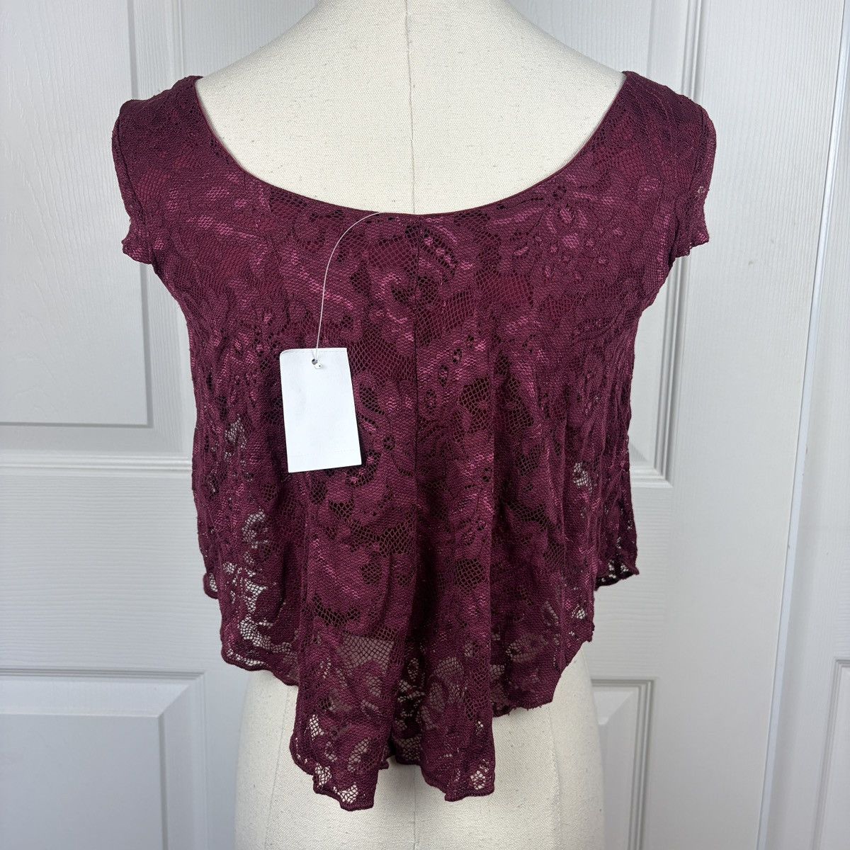 Other Charlotte Russe burgundy lace short sleeve top Size XS / US 0-2 / IT 36-38 - 2 Thumbnail