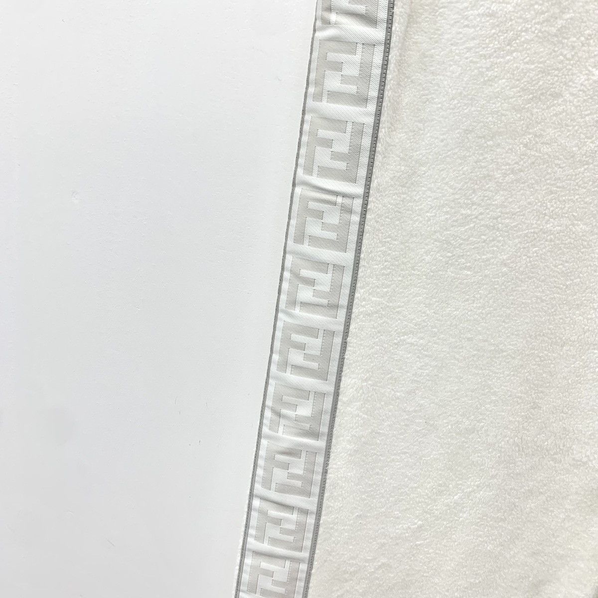 Fendi Fendi White Side Logo Cuffed Casual Sports Pants K26WX Size 27" / US 4 / IT 40 - 4 Thumbnail