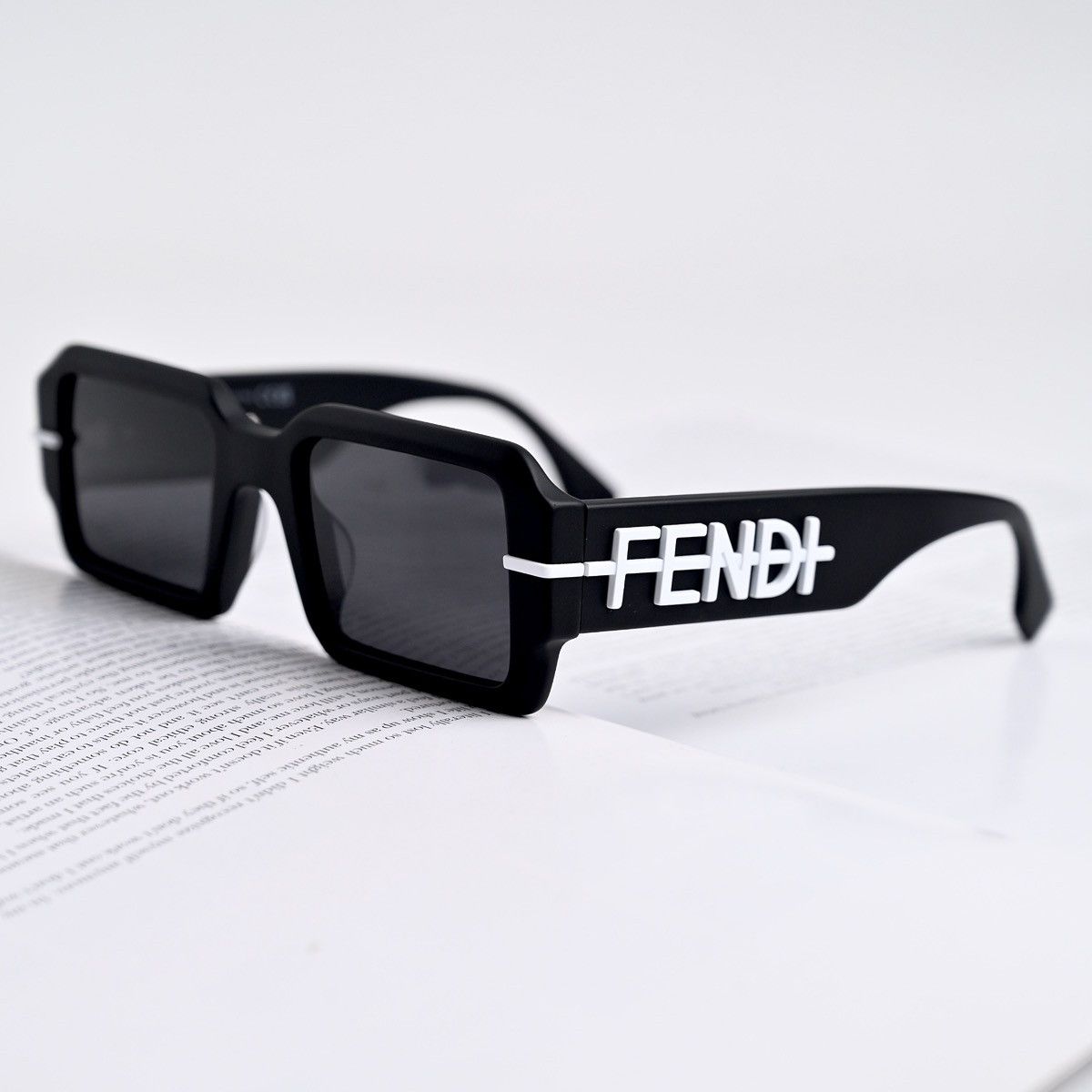 Fendi FENDI GRAPHY FE40073U 02A SUNGLASSES Size ONE SIZE - 2 Thumbnail