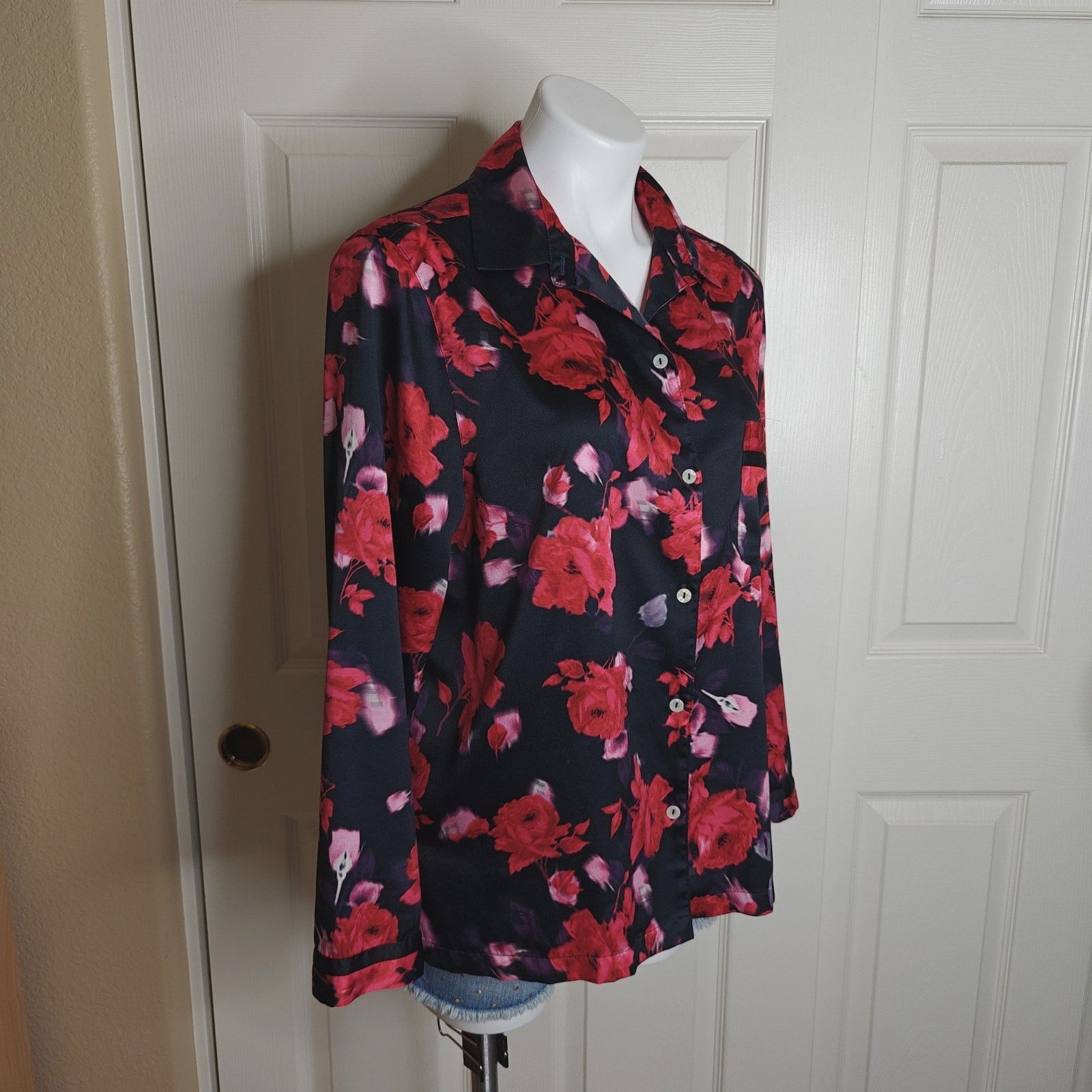Victoria's Secret Victoria's Secret satin rose floral pajama top sz M Size ONE SIZE - 3 Thumbnail