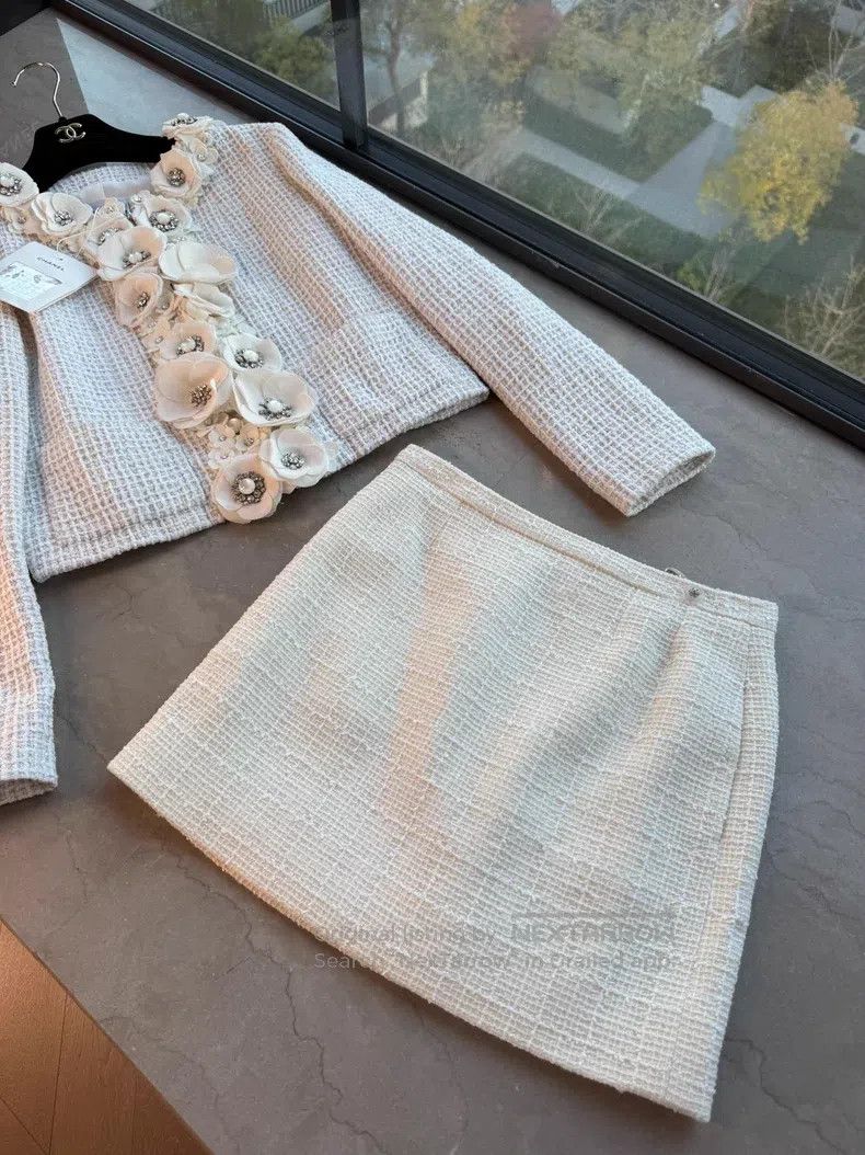 Chanel Chanel 25c white with white skirt Size 24" / US 00 / IT 34 - 2 Thumbnail