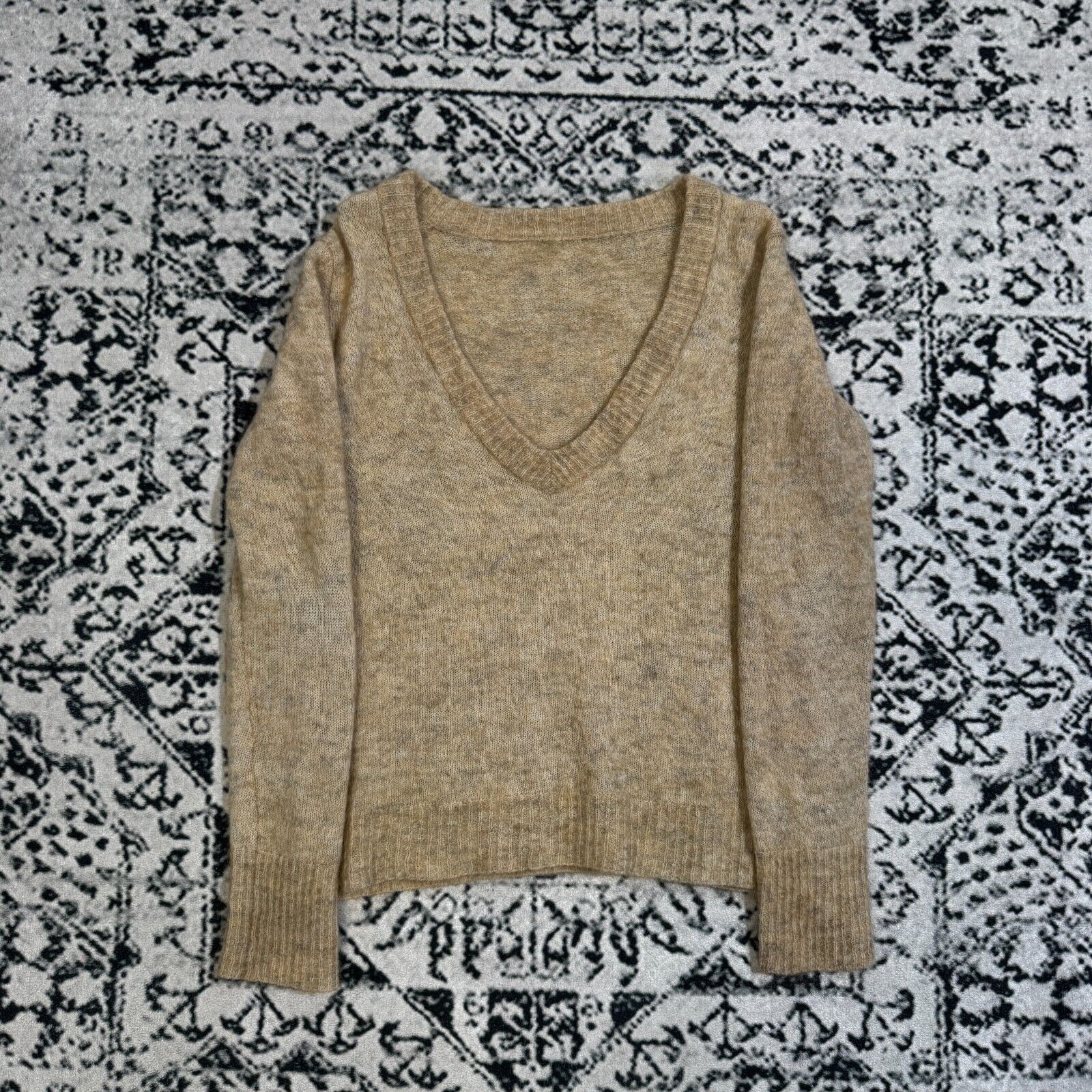 Vintage Vintage Women's Beige Wool V-Neck Sweater Size S 90s Size US S / EU 44-46 / 1 - 1 Thumbnail