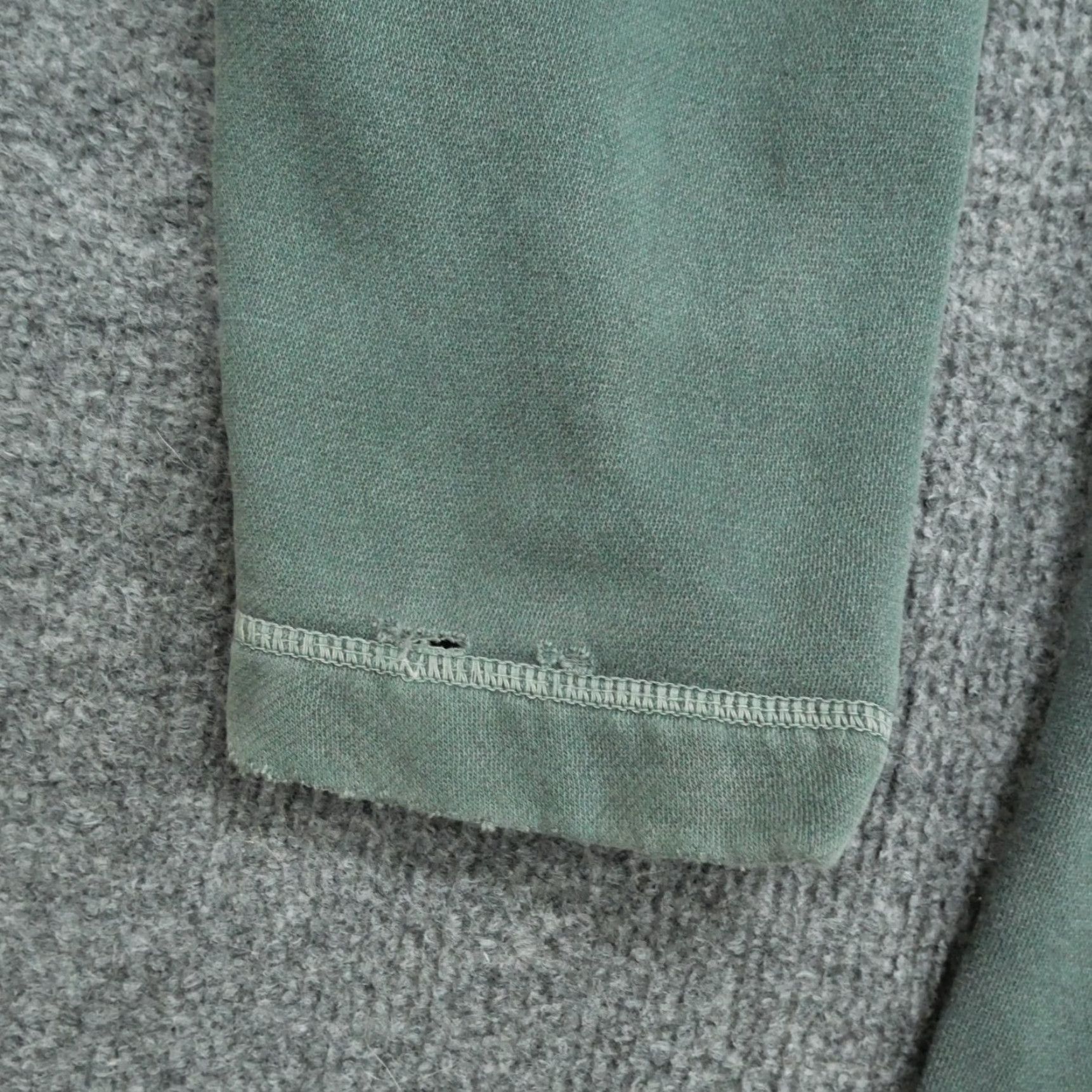 Abercrombie & Fitch VINTAGE Abercrombie & Fitch Sweatshirt Adult Large Green Faded Henley Distressed 90s Mens Size US L / EU 52-54 / 3 - 5 Thumbnail