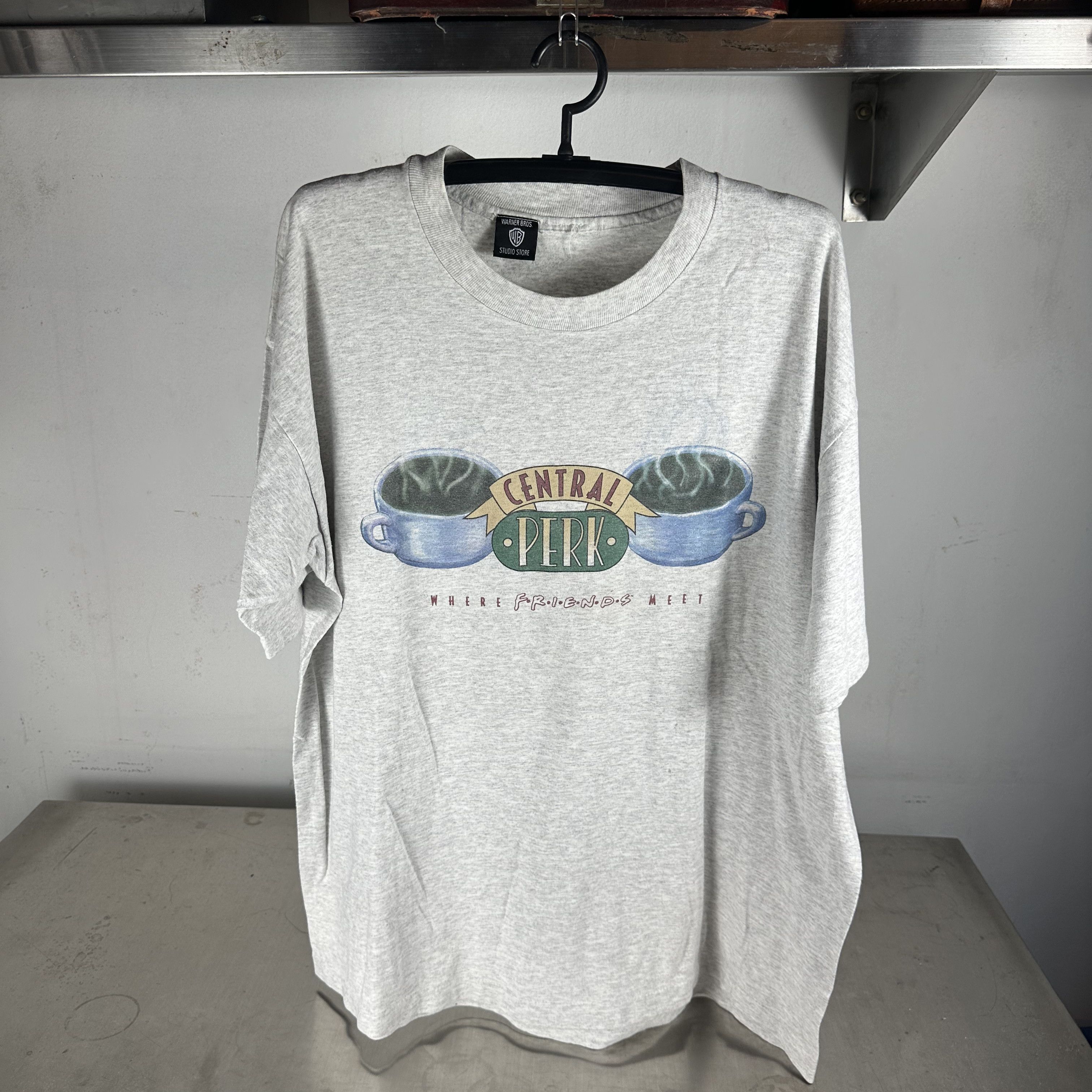 Vintage Vintage 1995 Friends Sitcom TV Series Central Perk T-shirt Size US XXL / EU 58 / 5 - 1 Thumbnail