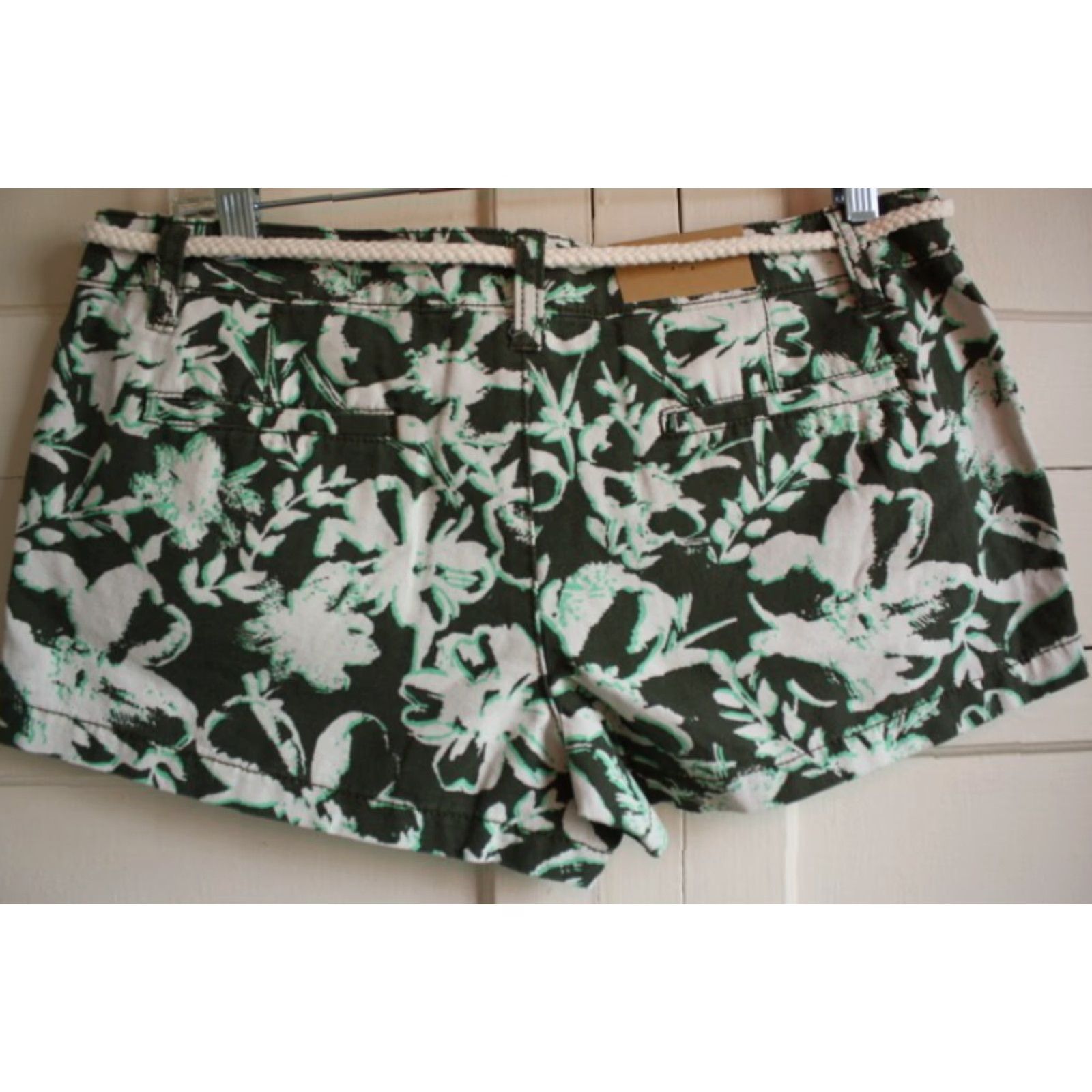 Mossimo Mossimo Women's Short Shorts Mossimo Jr's / Women's Fit 6 9 Denim 100% Cotton Green Beige Floral Pockets Low waist Straight Hip 2 inch inseam Casual Size 30" / US 8 / IT 44 - 5 Thumbnail