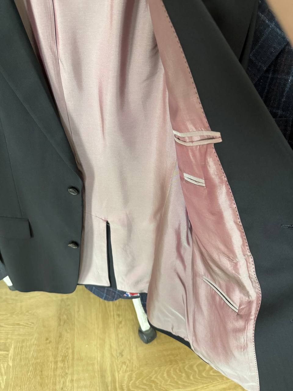 Hugo Boss Hugo Boss Black Blazer Pink Lining Size 40R - 6 Thumbnail