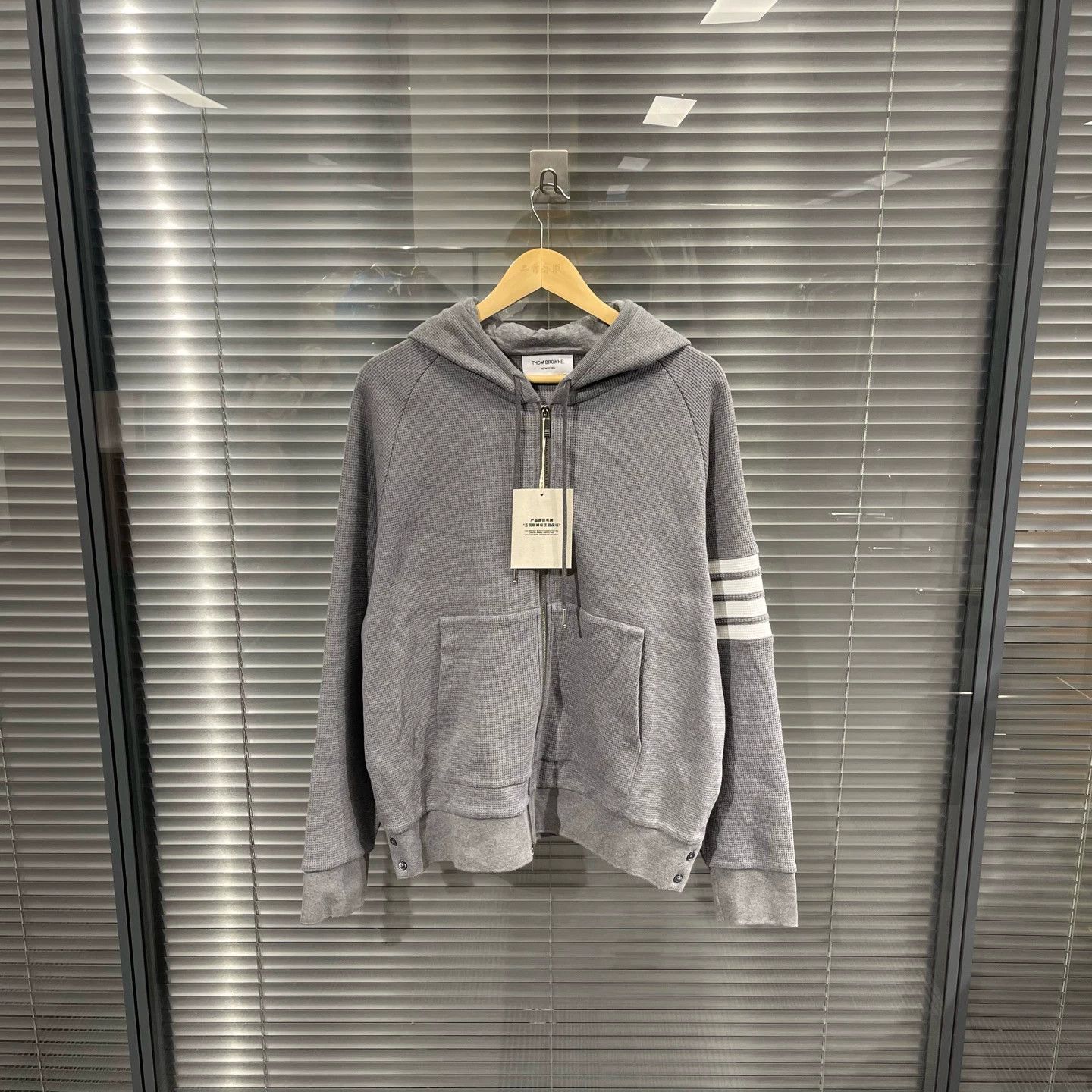 Thom Browne Thom Browne Gray 4-Stripe Waffle Knit Zip-Up Jacket 4 Size XL / US 12-14 / IT 48-50 - 1 Thumbnail