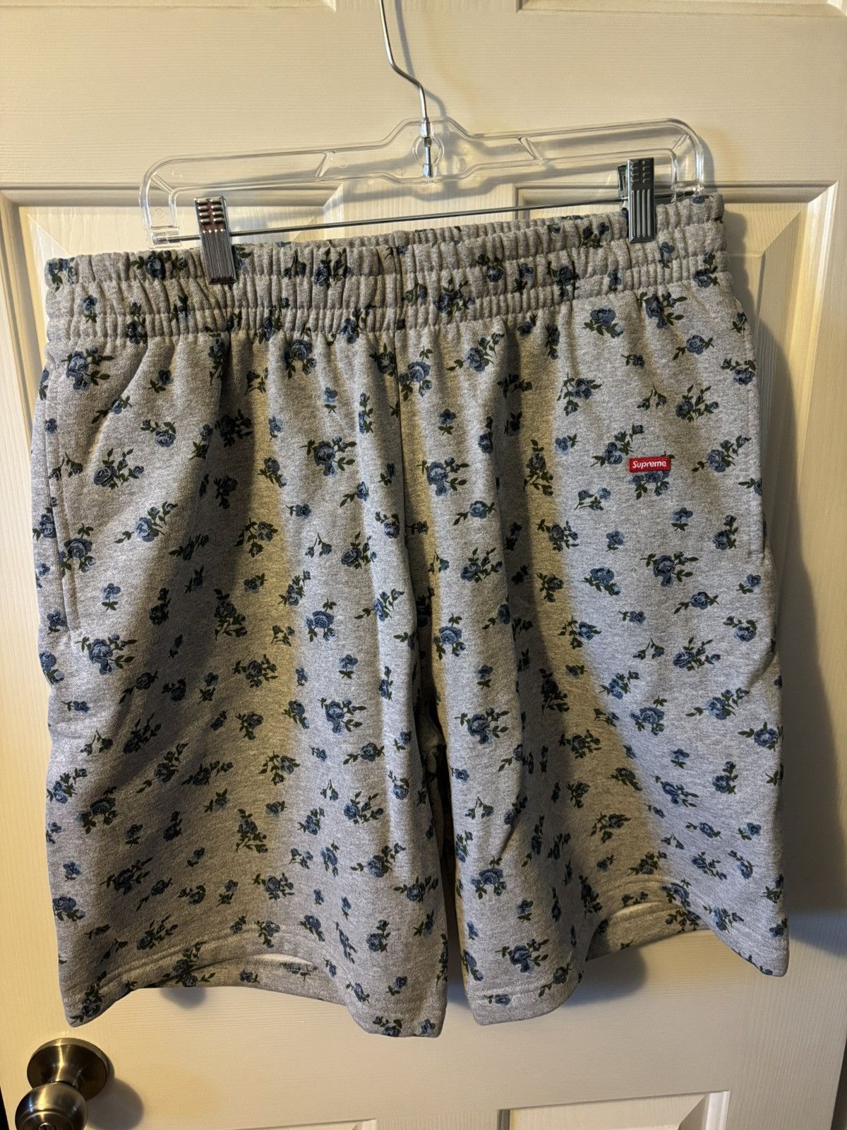 Supreme Supreme Small Box Sweatshort Size US 32 / EU 48 - 1 Thumbnail