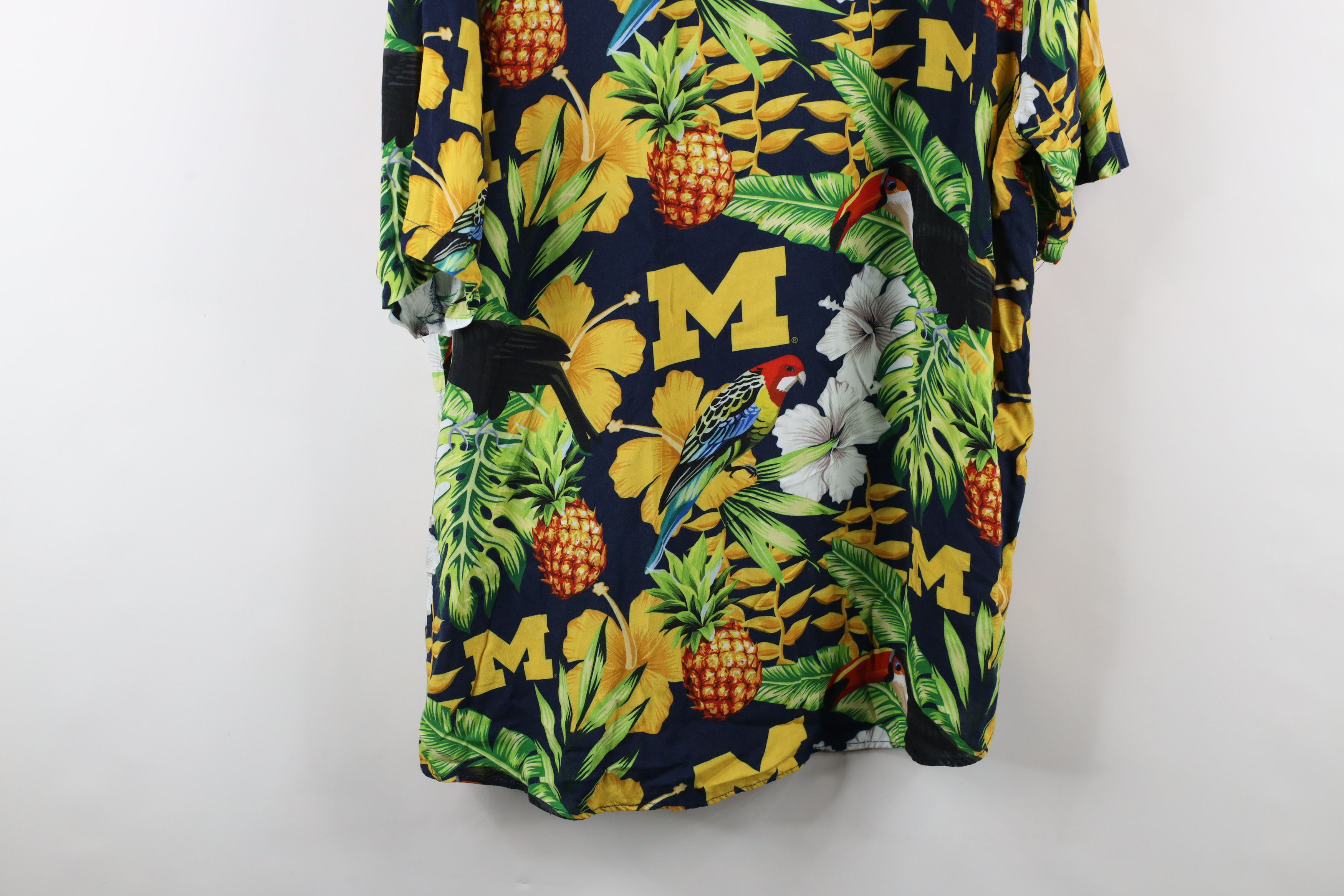 Vintage Vintage 90s University of Michigan Hawaiian Button Shirt Size US XL / EU 56 / 4 - 10 Thumbnail