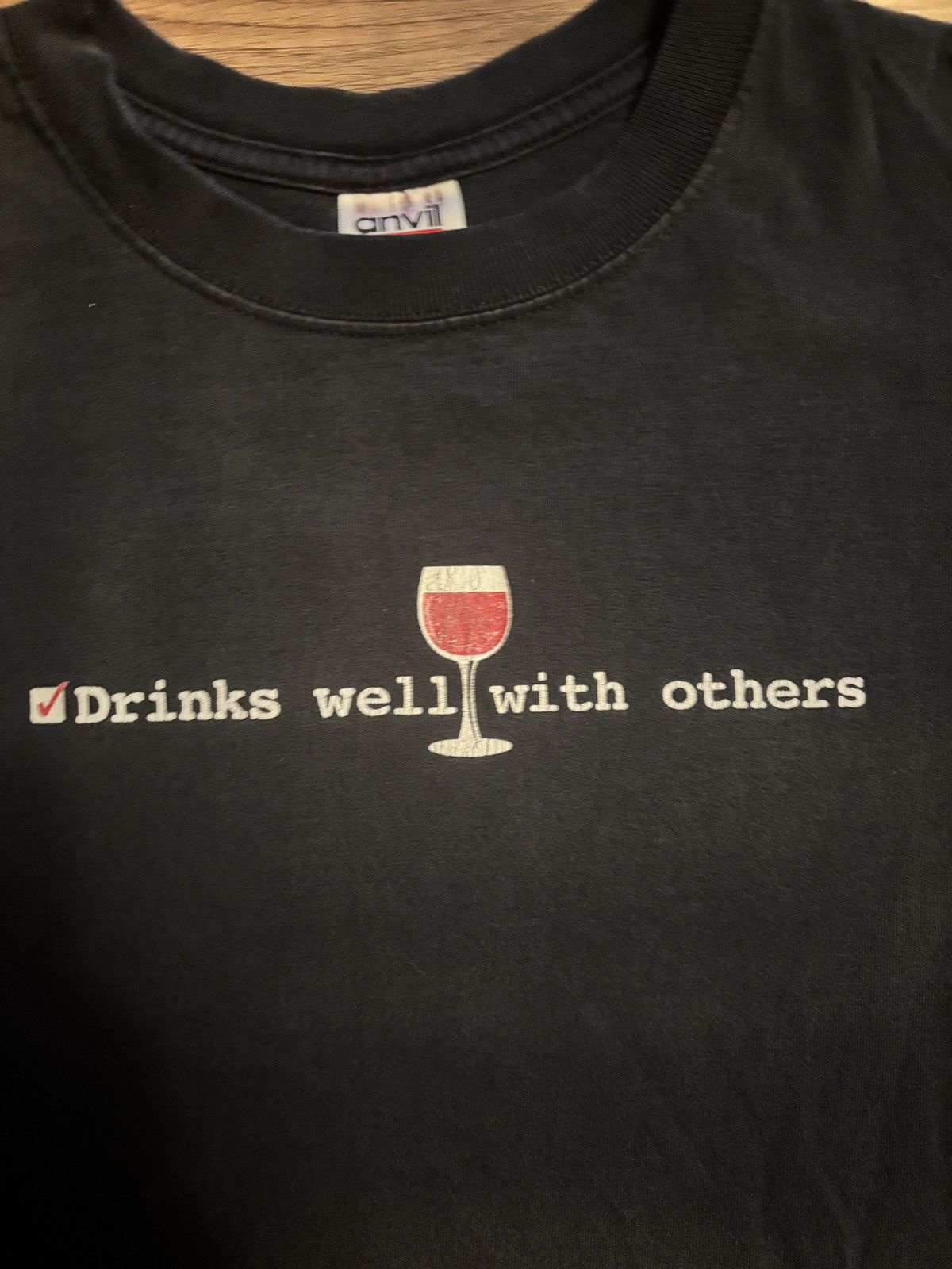 Anvil × Vintage Vintage funny “Drinks well with others” graphic t-shirt Size US L / EU 52-54 / 3 - 2 Thumbnail