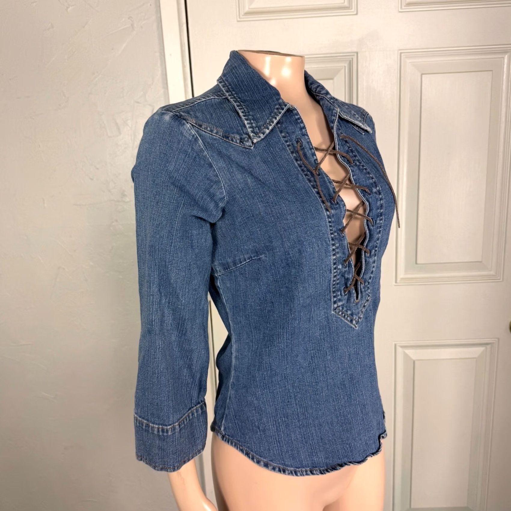 Levi's VINTAGE Levi's Women's Shirt Denim Lace Up Western Cowgirl Cotton Small BB8 Blue Floral Casual 90s Bohemian Size S / US 4 / IT 40 - 5 Thumbnail