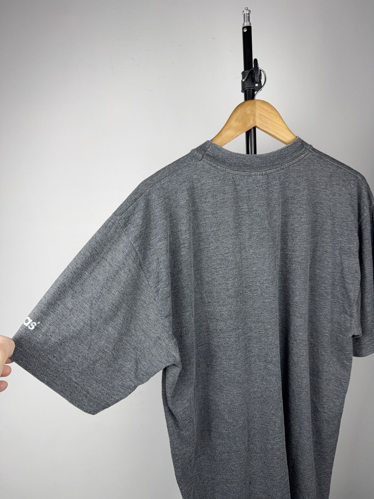 Adidas 90s Retro Adidas Vintage Cracked Logo Graphic Tee Grey L Size US L / EU 52-54 / 3 - 9 Thumbnail
