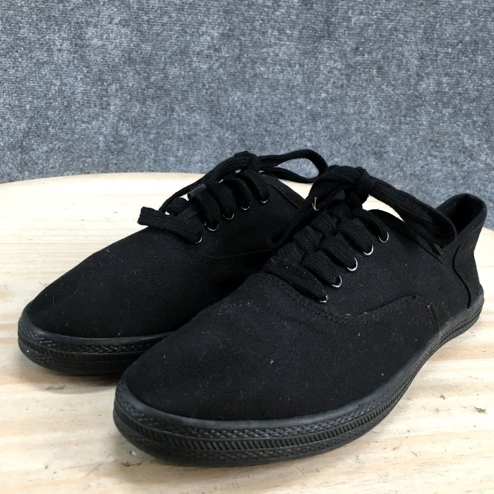 Vintage Universal Thread Shoes Womens 8 Casual Sneakers Black Canvas Low Top Lace Up Mens Womens Boys Girls Size M / US 6-8 / IT 42-44 - 3 Thumbnail