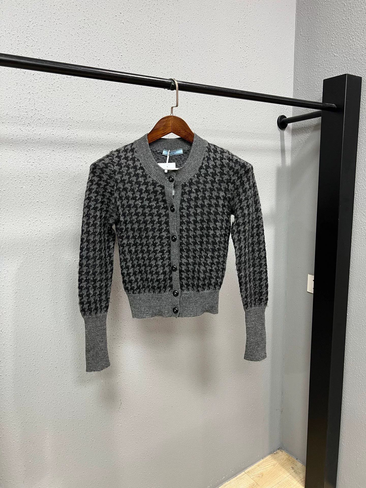 Prada prada houndstooth cashmere cardigan Size M / US 6-8 / IT 42-44 - 1 Thumbnail