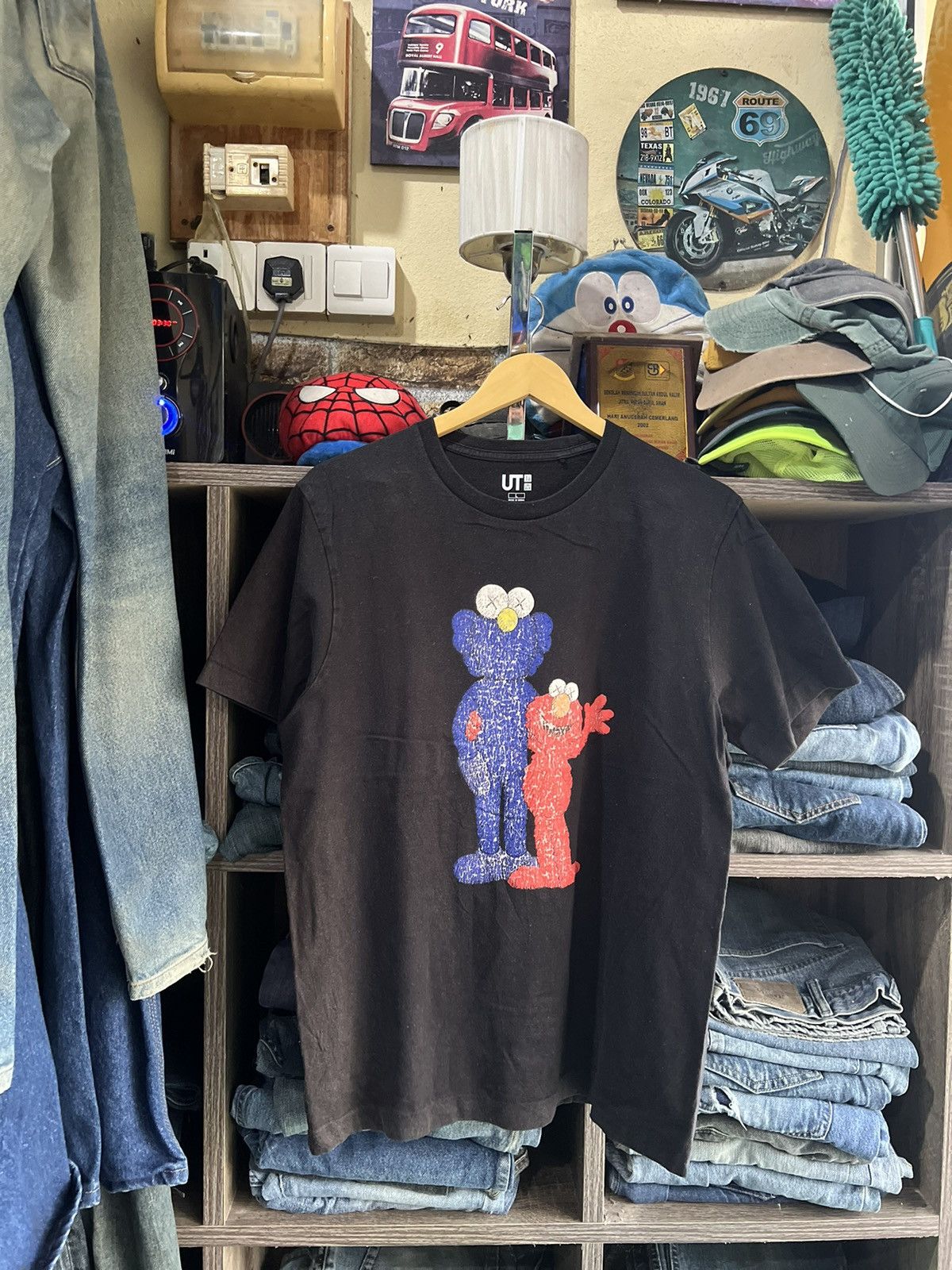 Cartoon Network 🔥Uniqlo Kaws Sesame Street Tee Size US M / EU 48-50 / 2 - 1 Thumbnail