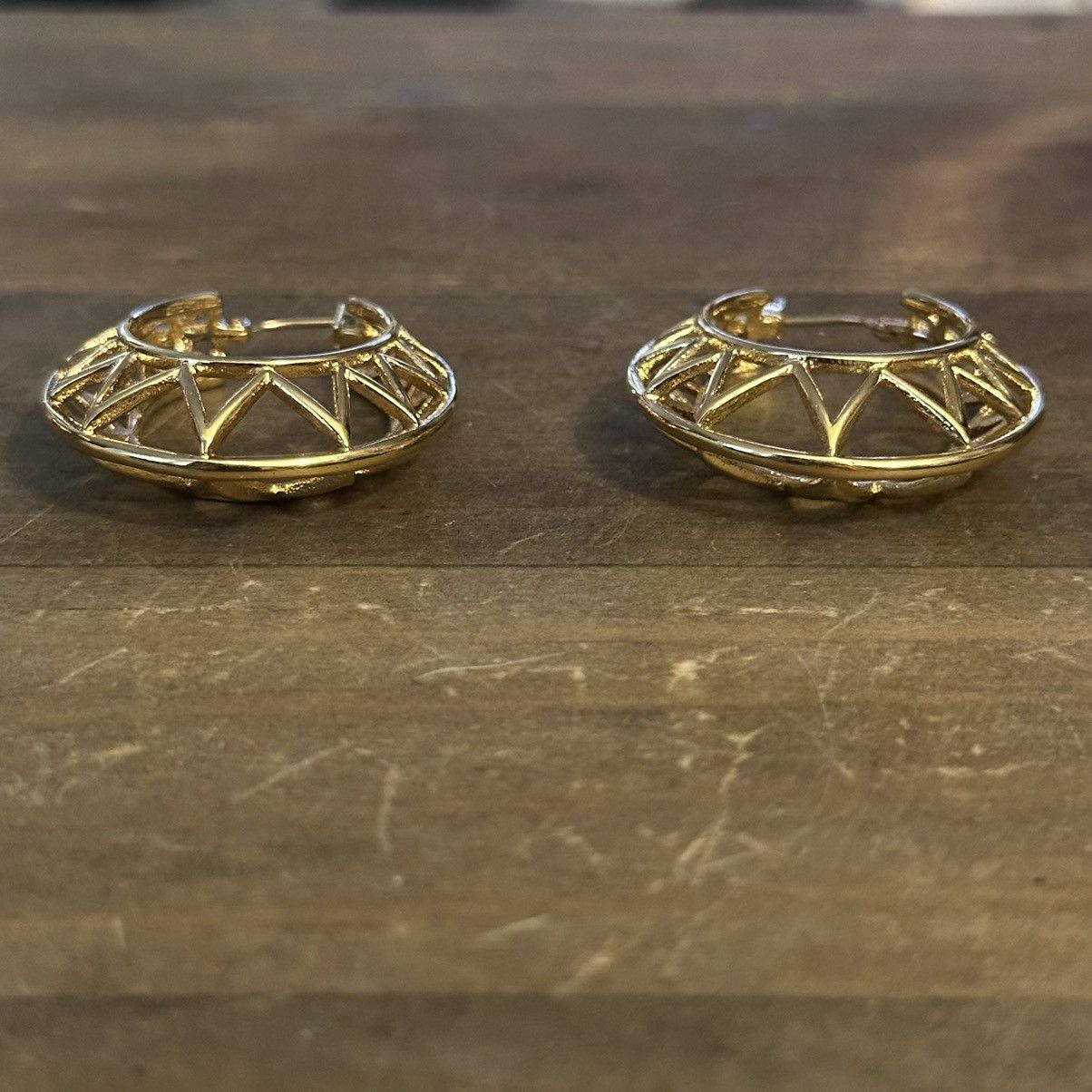 Other Gold tone geometric puffed hoop earrings Size ONE SIZE - 2 Thumbnail