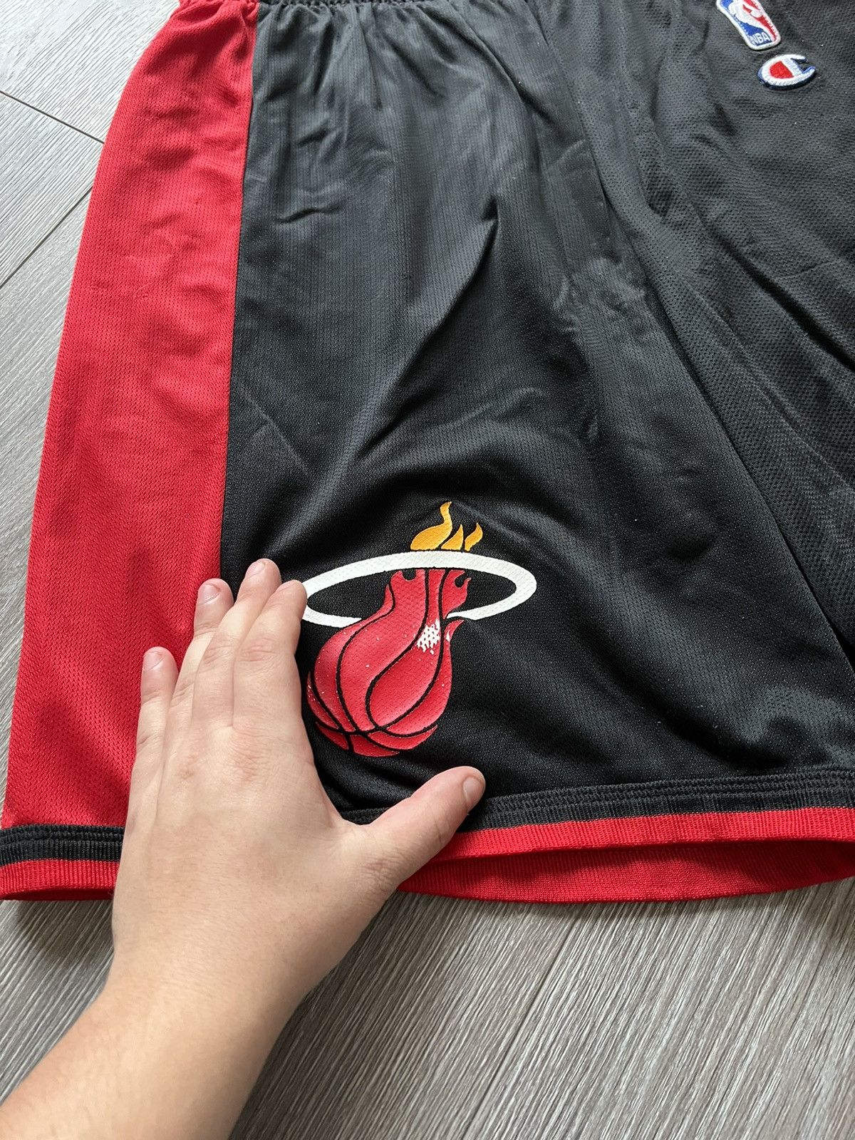 Champion × NBA × Vintage VINTAGE MIAMI HEAT NBA BASKETBALL SHORTS CHAMPION Size US 32 / EU 48 - 7 Thumbnail