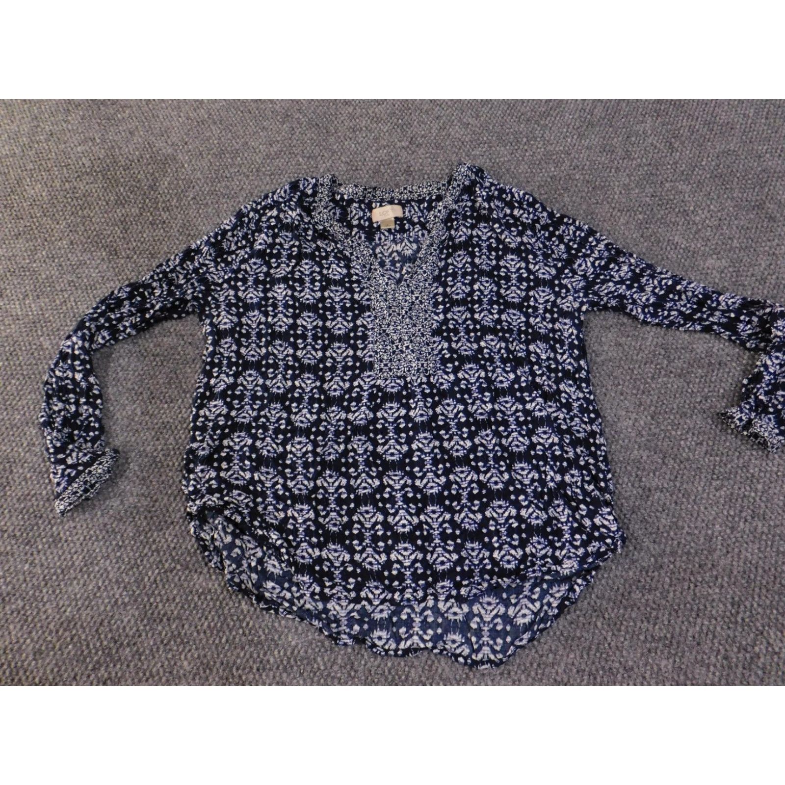 Loft LOFT Outlet Blouse Womens Large Navy Blue Ikat Print Split V-Neck Long Sleeve Blouse Womens L Navy Ikat Print V-Neck Long Sleeve Size L / US 10 / IT 46 - 5 Thumbnail