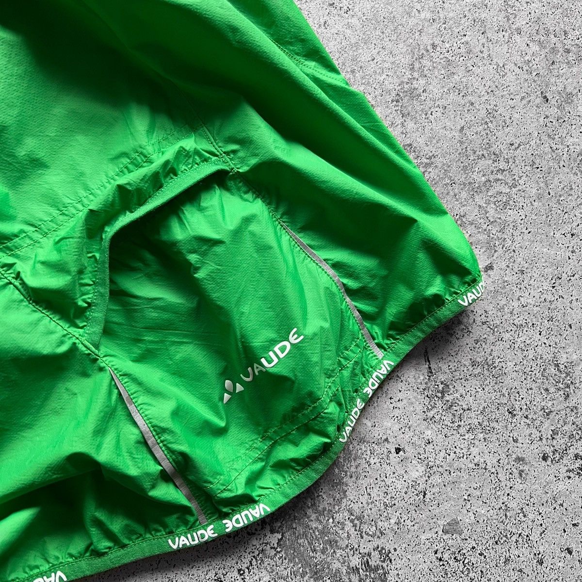 Designer Vaude Cycling Running Womens Full Zip Green Air Jacket II Size L / US 10 / IT 46 - 4 Thumbnail
