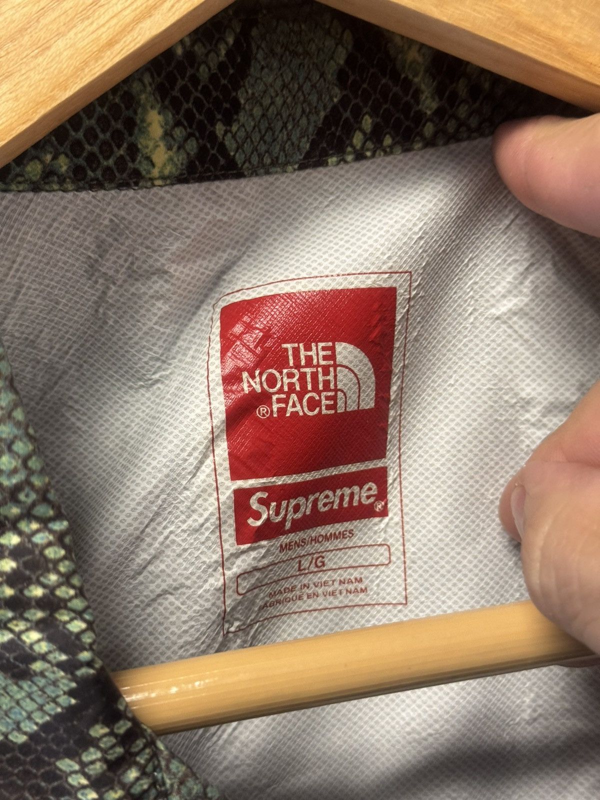 Supreme × The North Face Supreme x the north face new large snake skin jacket Size US L / EU 52-54 / 3 - 3 Thumbnail