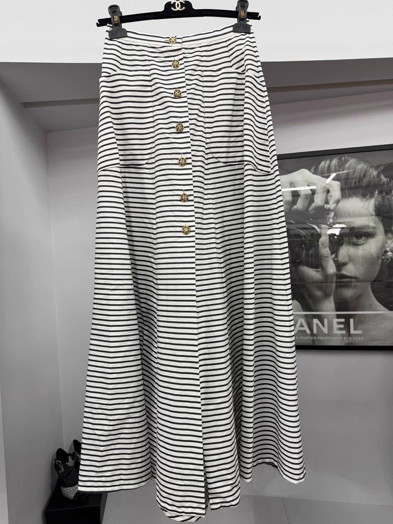 Chanel Chanel Black and white striped skirt Size 42" / US 20 - 1 Thumbnail