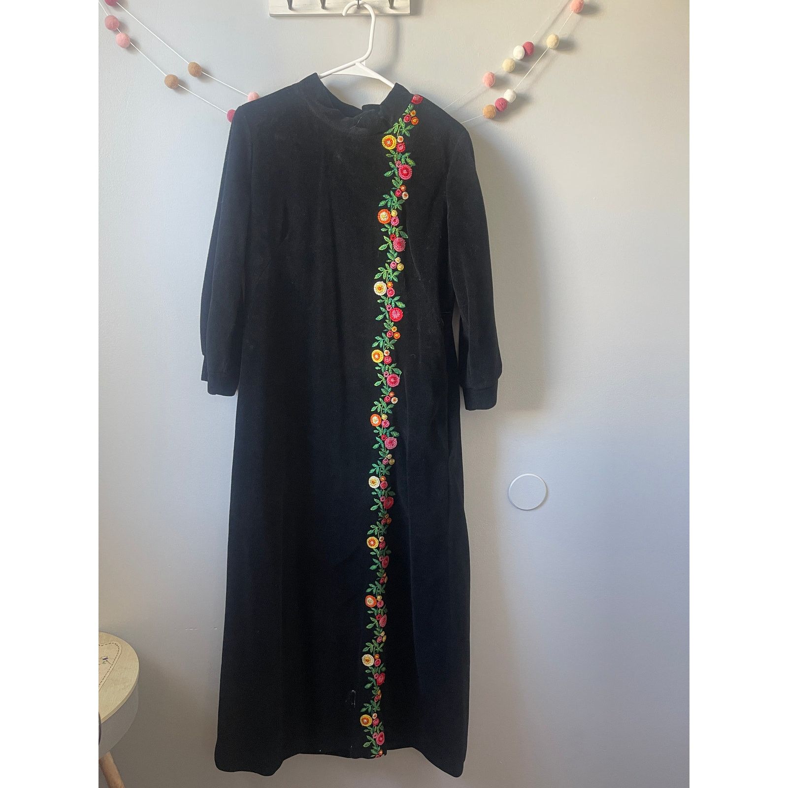 Vintage Vintage Embroidered Floral Velour Long Womens Nightgown Robe Size ONE SIZE - 1 Thumbnail