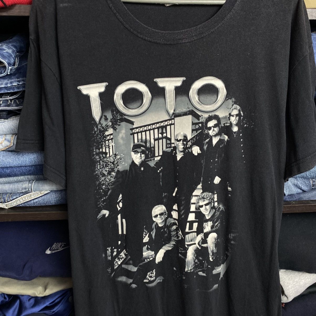 Band Tees Vintage Toto Big Graphic logo 2012 Rock band tee size L Size US L / EU 52-54 / 3 - 2 Thumbnail