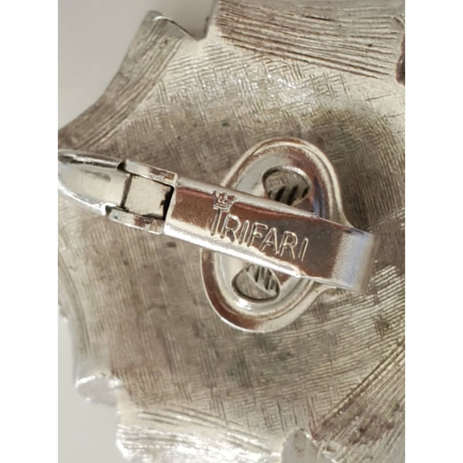 Other Vintage Mid-century Crown Trifari White and Silver Earrings Size ONE SIZE - 4 Thumbnail