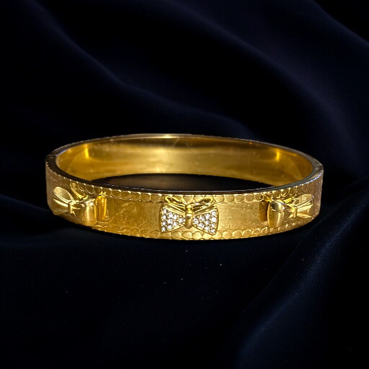 Other Gold tone hinged bow bangle bracelet Size ONE SIZE - 1 Thumbnail