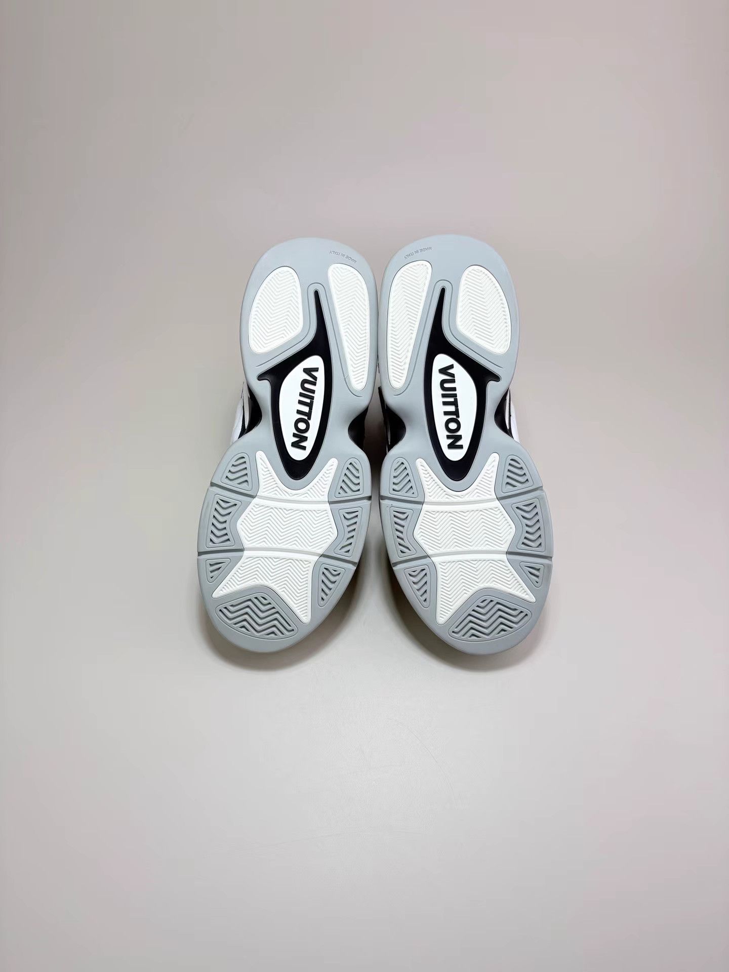 Louis Vuitton LOUIS VUITTON Trainer 2 Black and White High-top Sneakers K1 Size US 7 / EU 40 - 6 Thumbnail