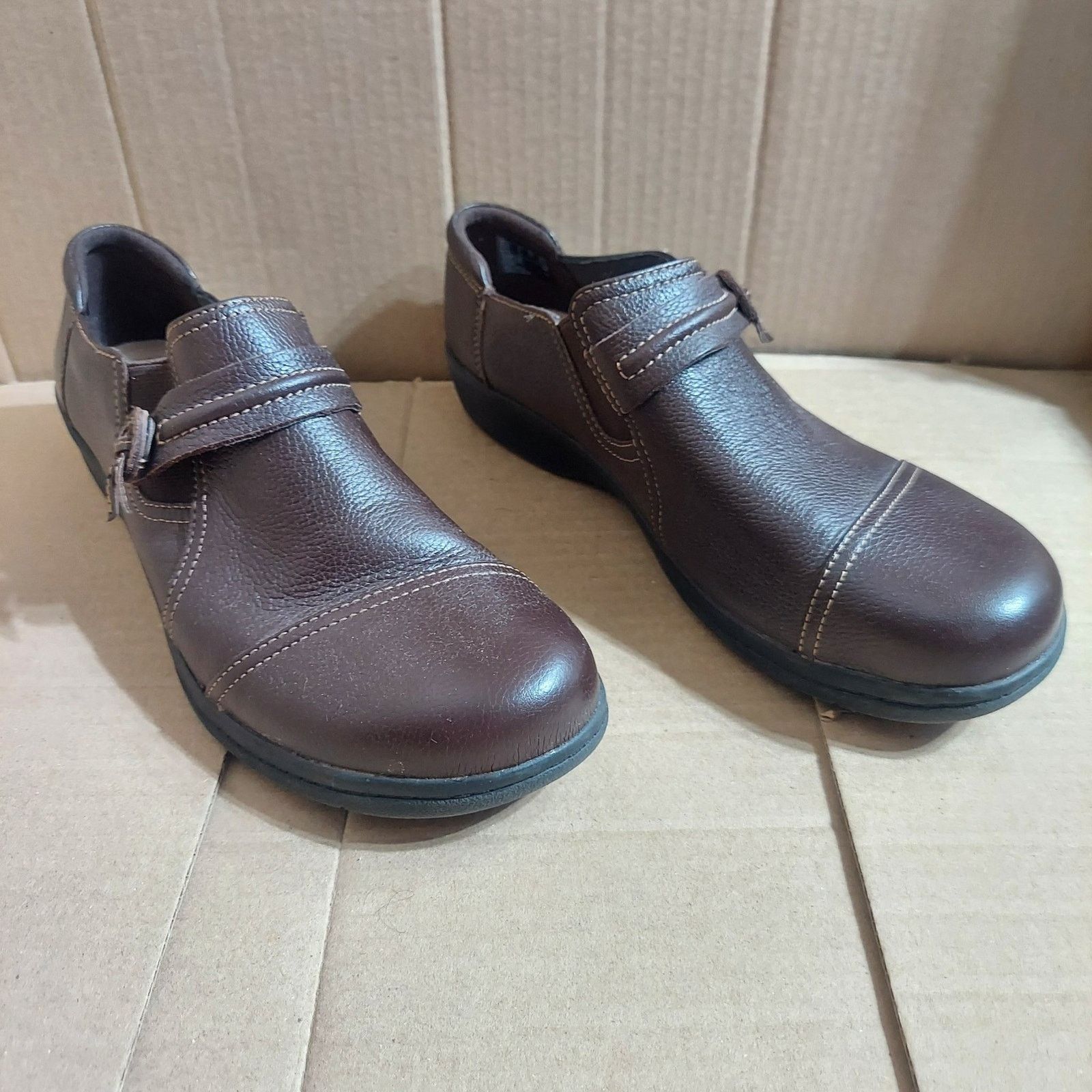 Clarks Clarks Women's US 9 M Brown Leather Slip On Loafers EUC Size US 9 / IT 39 - 2 Thumbnail