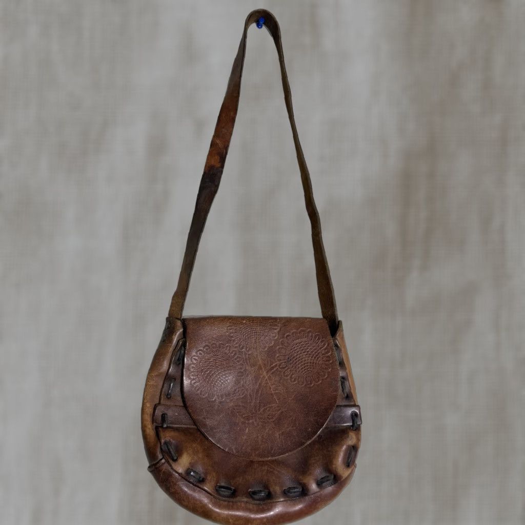 Vintage VINTAGE Brown Leather Small Crossbody Bag Purse Floral Embossed Women Adult Small Brown Floral Embossed Crossbody Bag Size ONE SIZE - 1 Thumbnail