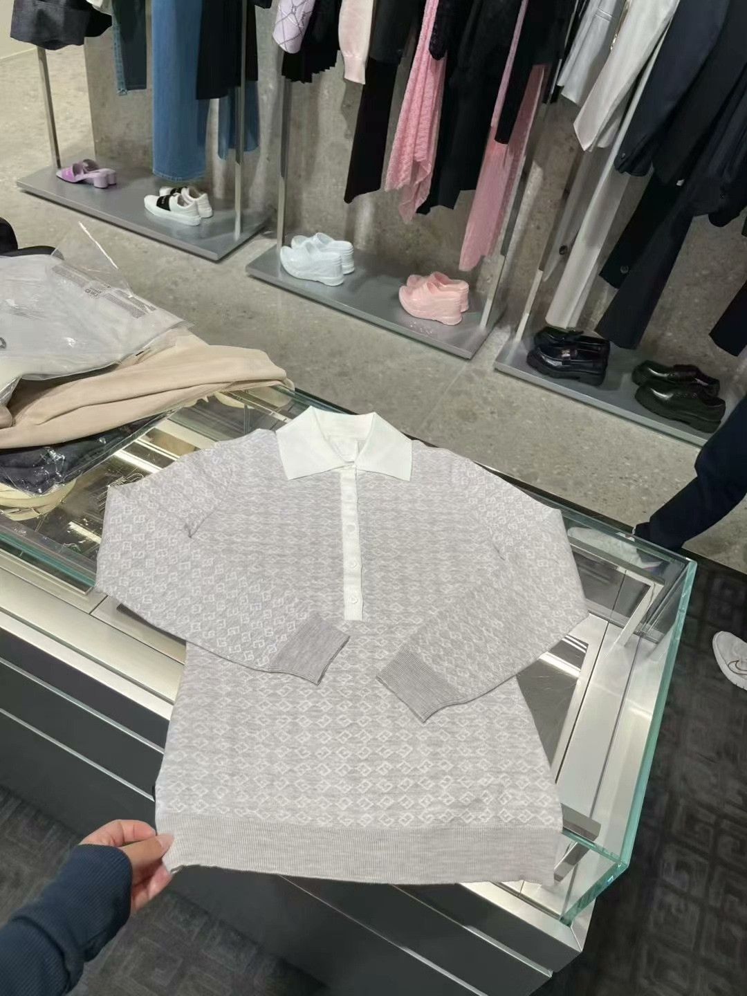 Givenchy Givenchy Women's GG Knit Sweater Size M / US 6-8 / IT 42-44 - 1 Thumbnail