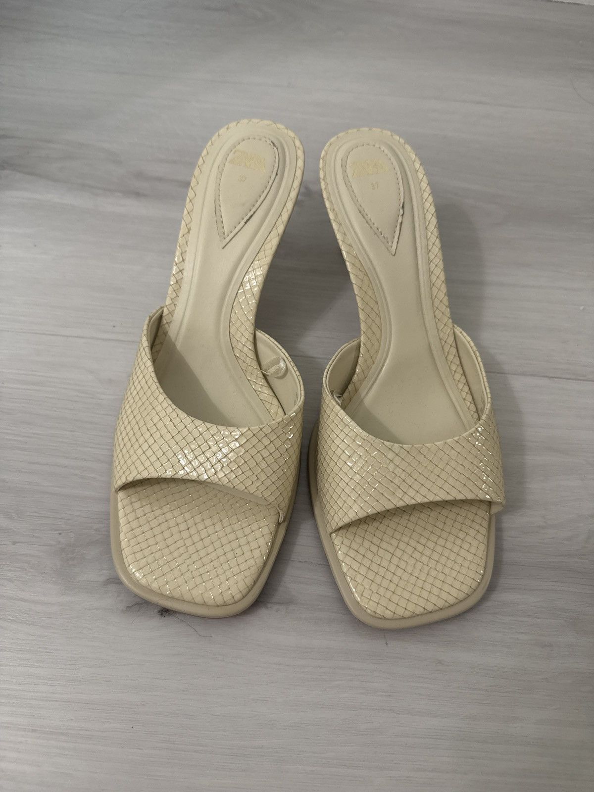 Zara Zara Women's Cream Snake Skin Sandals Size 37 Size US 6.5 / IT 36.5 - 2 Thumbnail