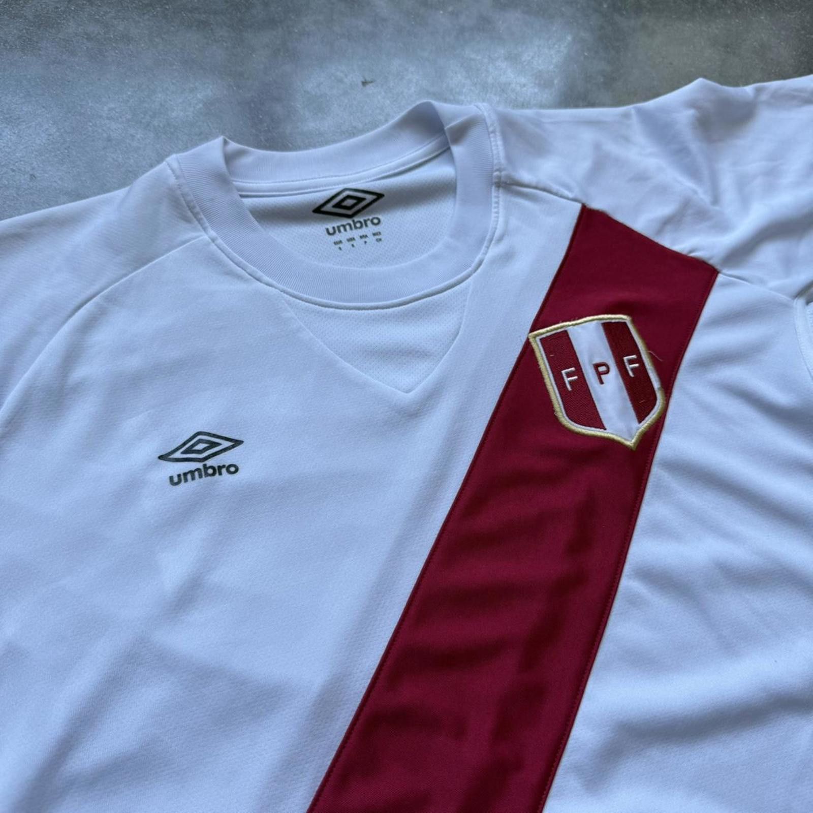 Umbro 2014-2015 Umbro Peru National Home Futbol Soccer Jersey Size US S / EU 44-46 / 1 - 3 Thumbnail